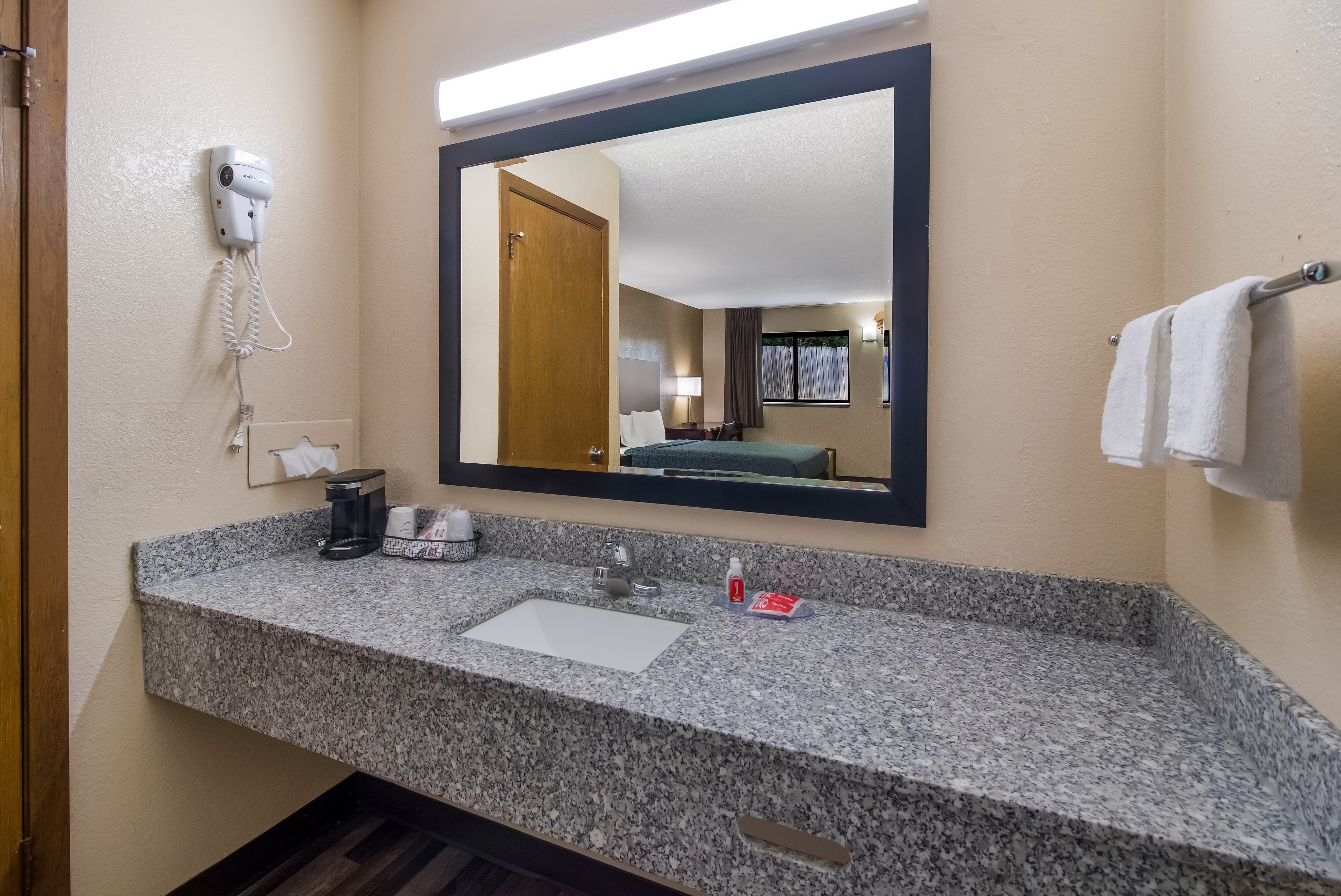 Econo Lodge Martin - Image 5