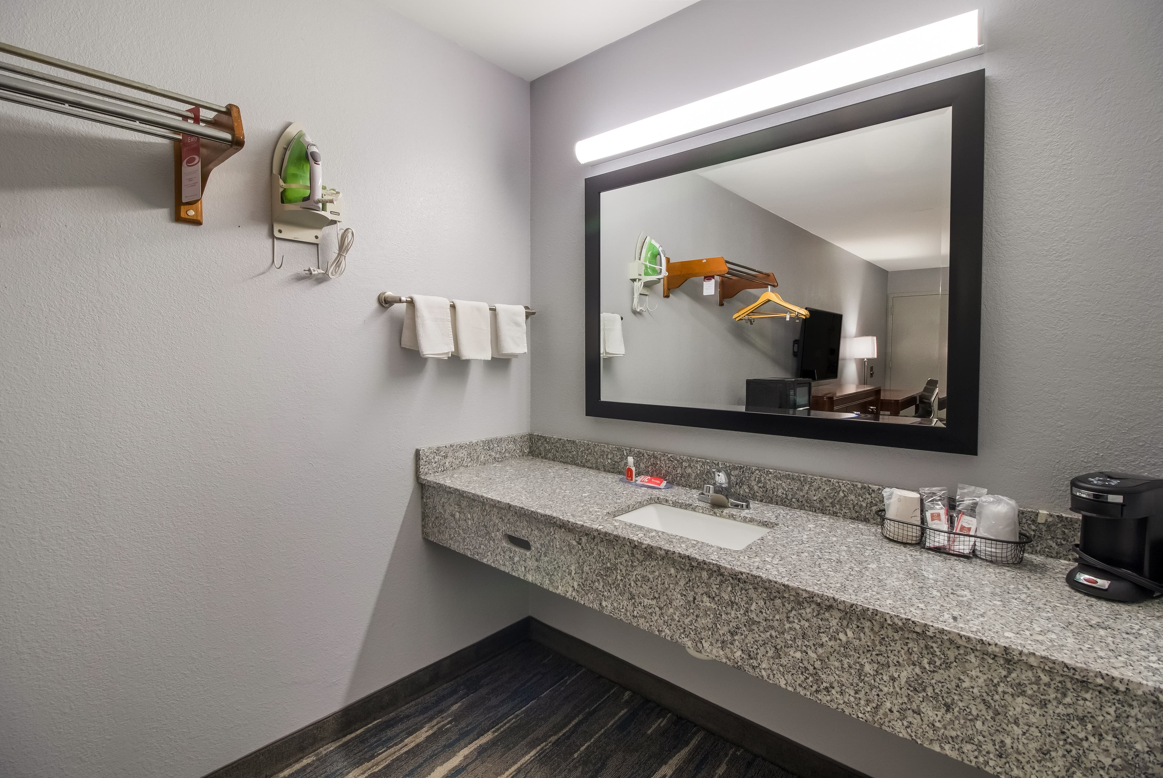 Econo Lodge Martin — 18