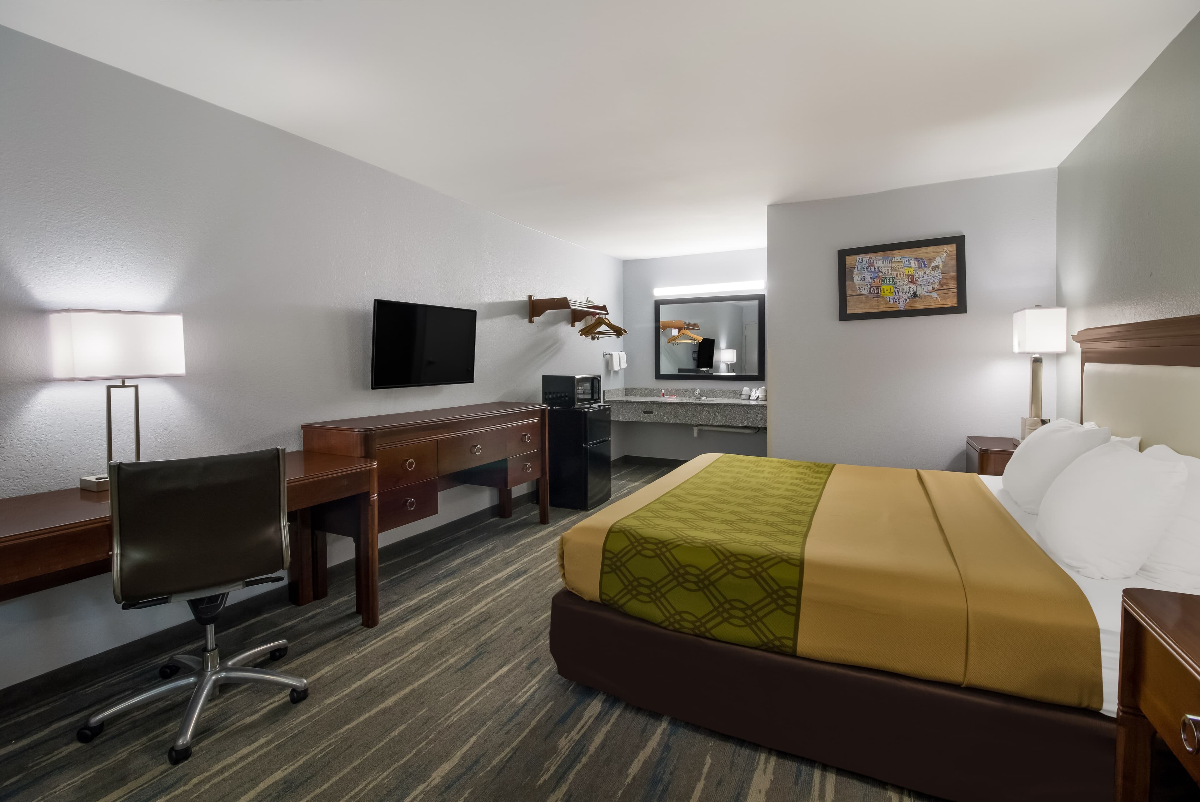 Econo Lodge Martin — 7