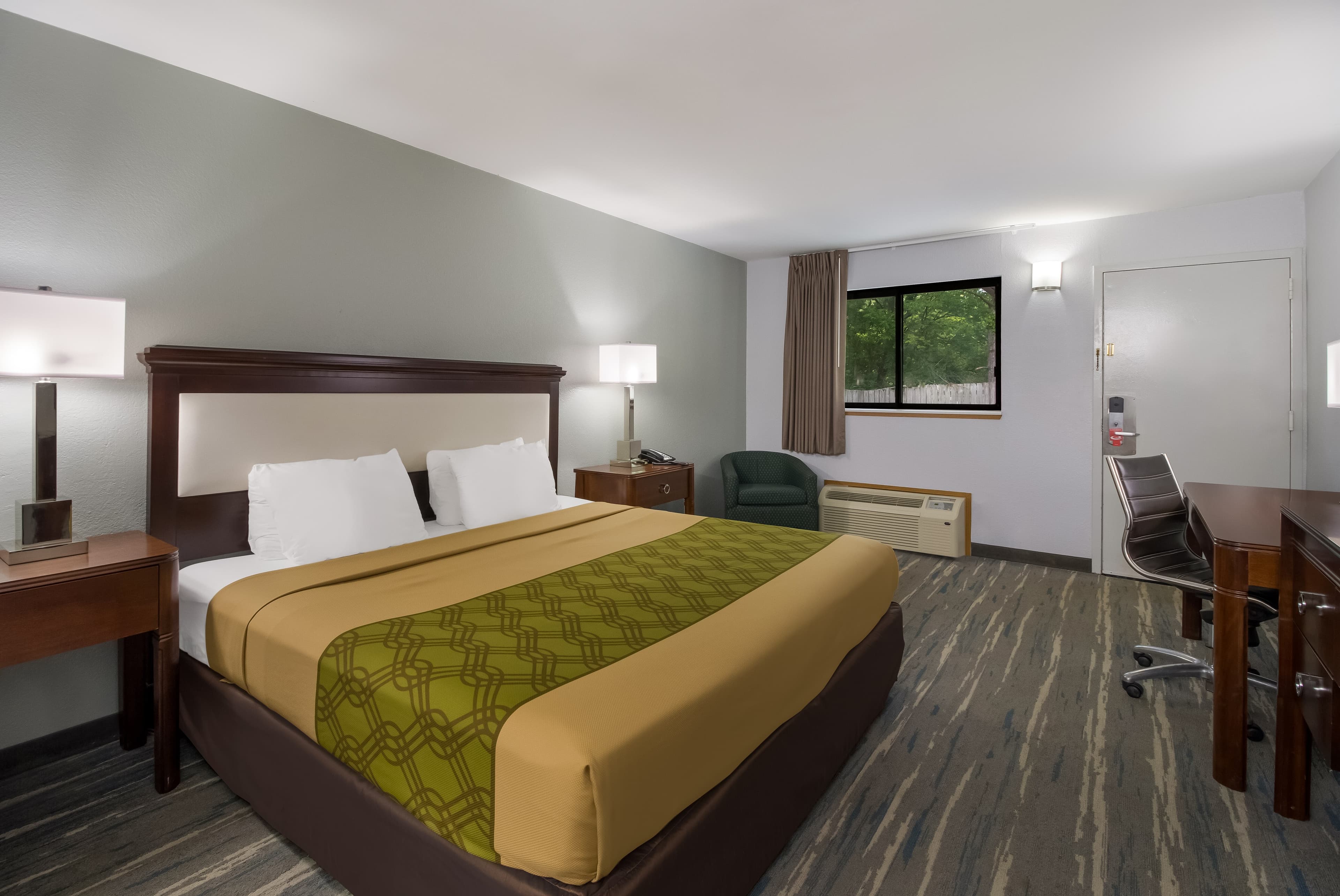 Econo Lodge Martin — 8