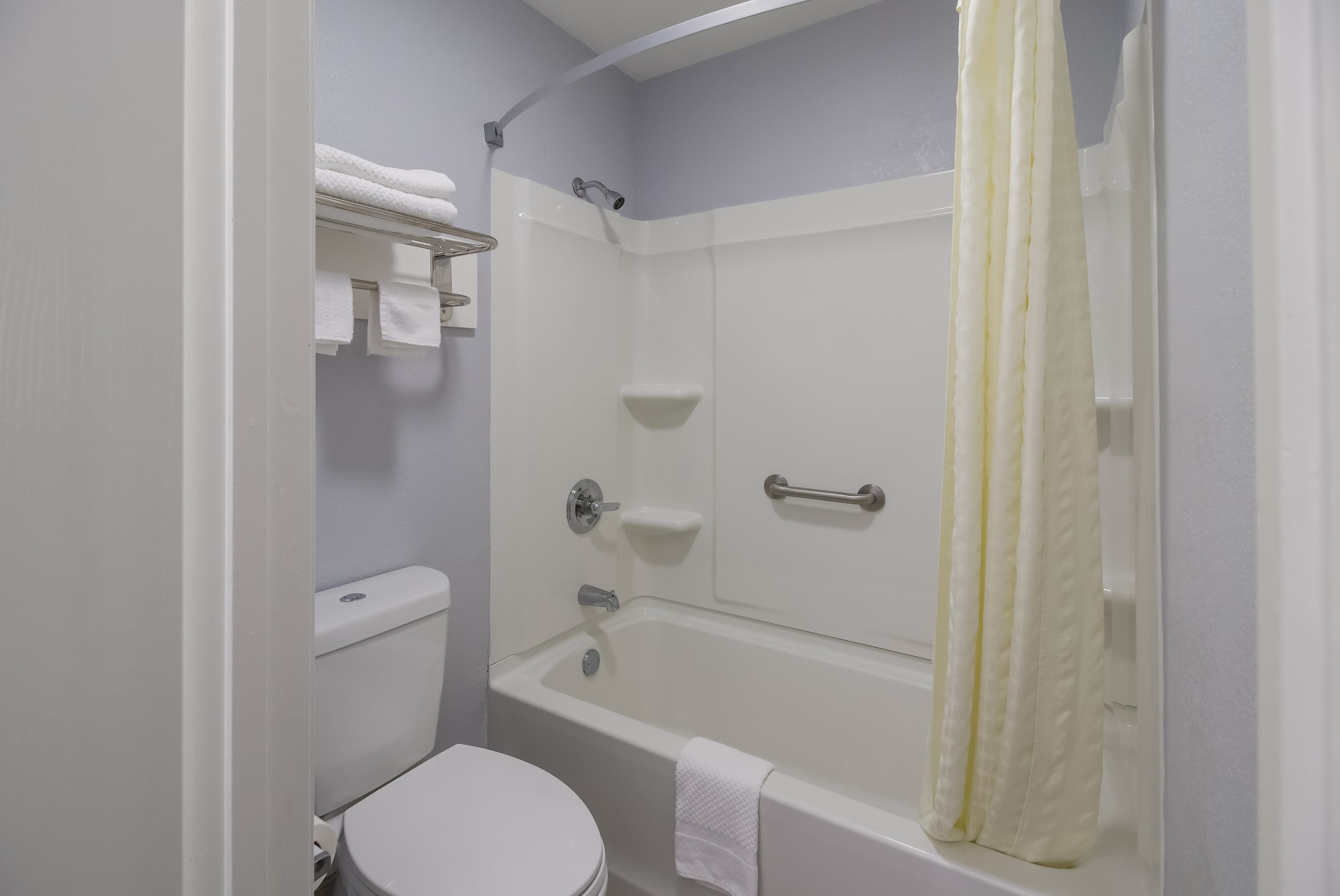 Econo Lodge Martin — 9