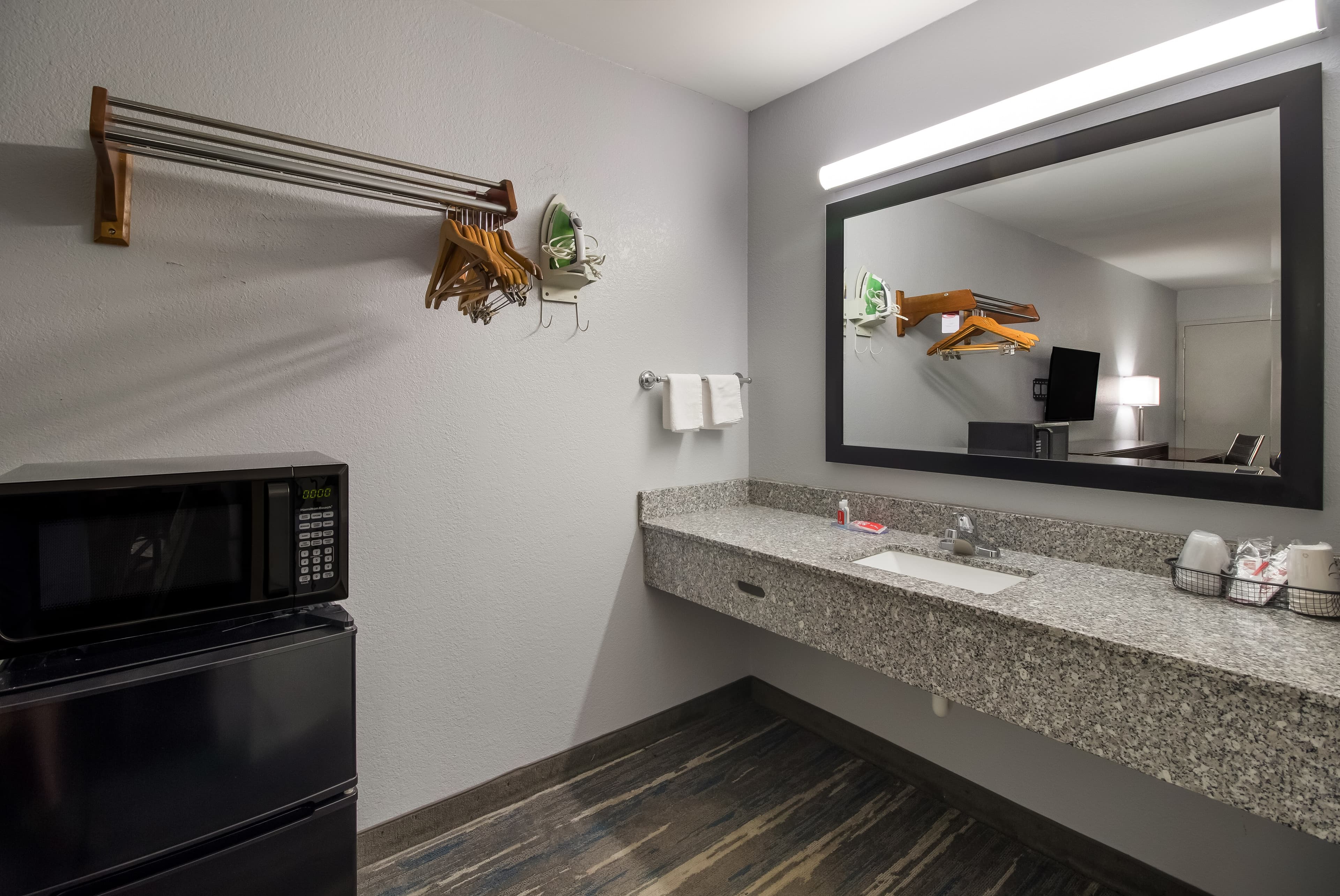 Econo Lodge Martin — 10
