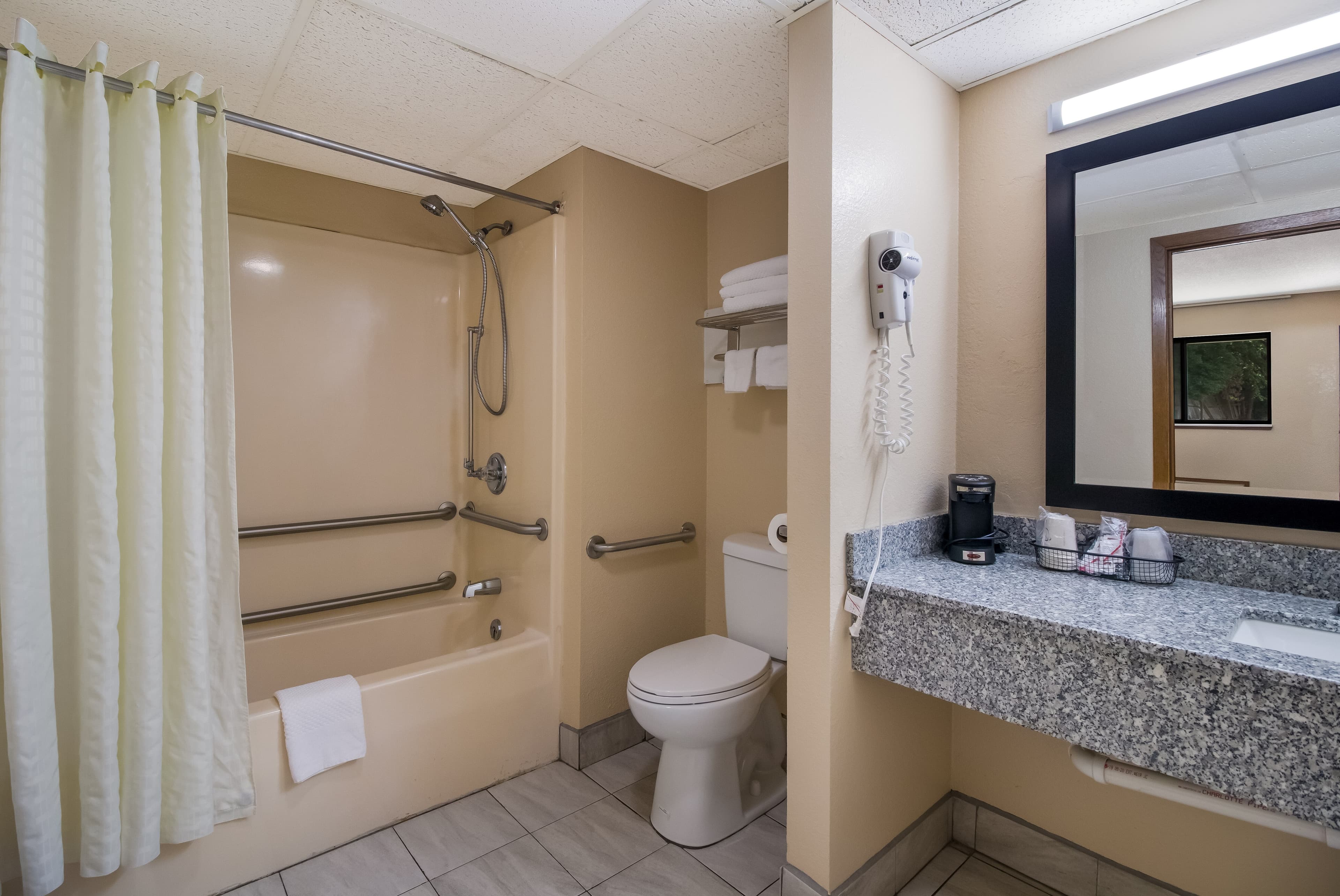 Econo Lodge Martin — 16