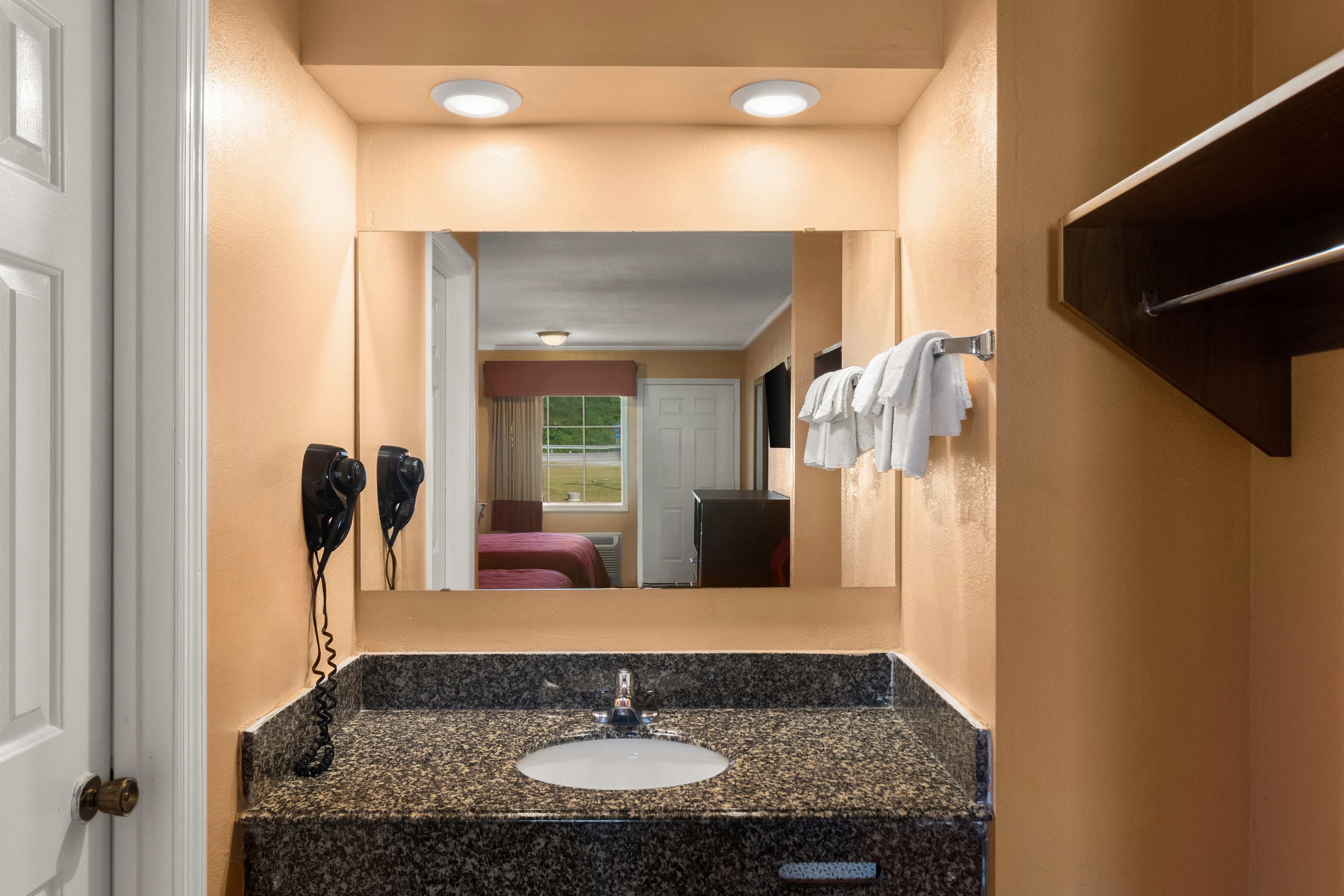 Econo Lodge Cornersville I-65 — 7