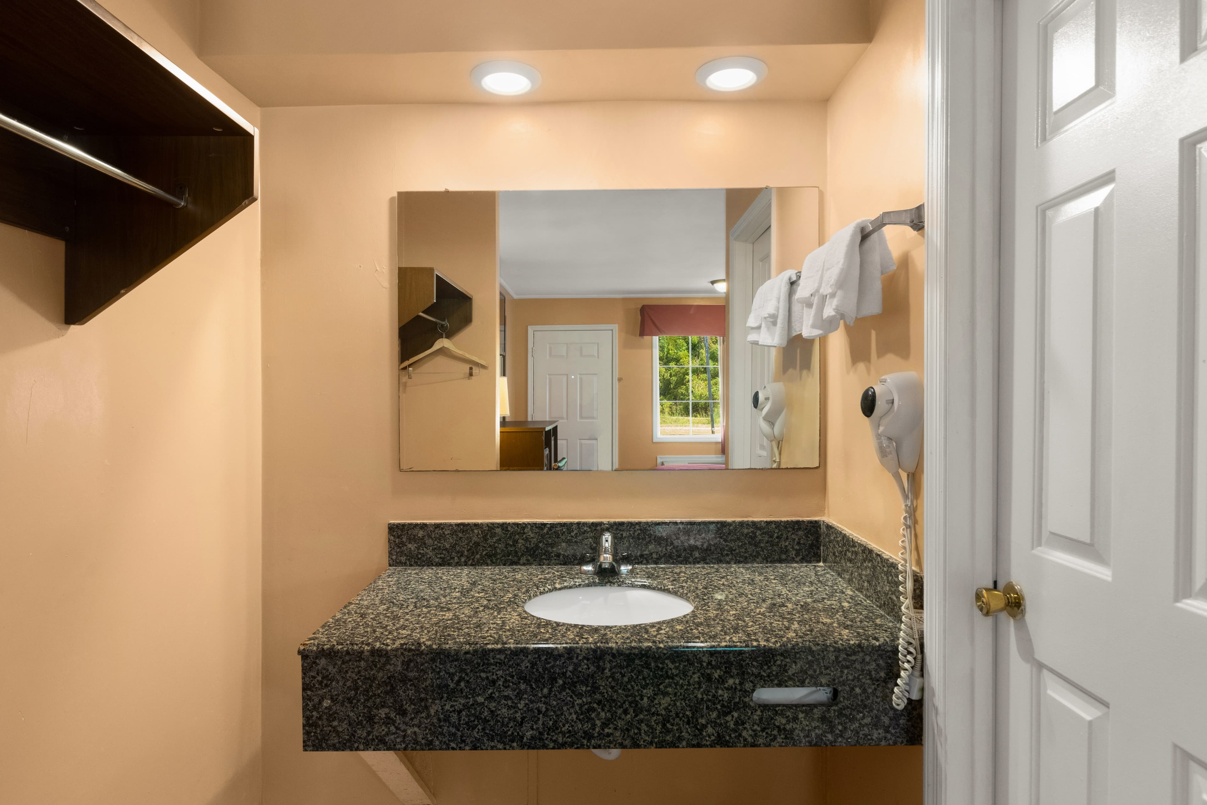 Econo Lodge Cornersville I-65 — 36