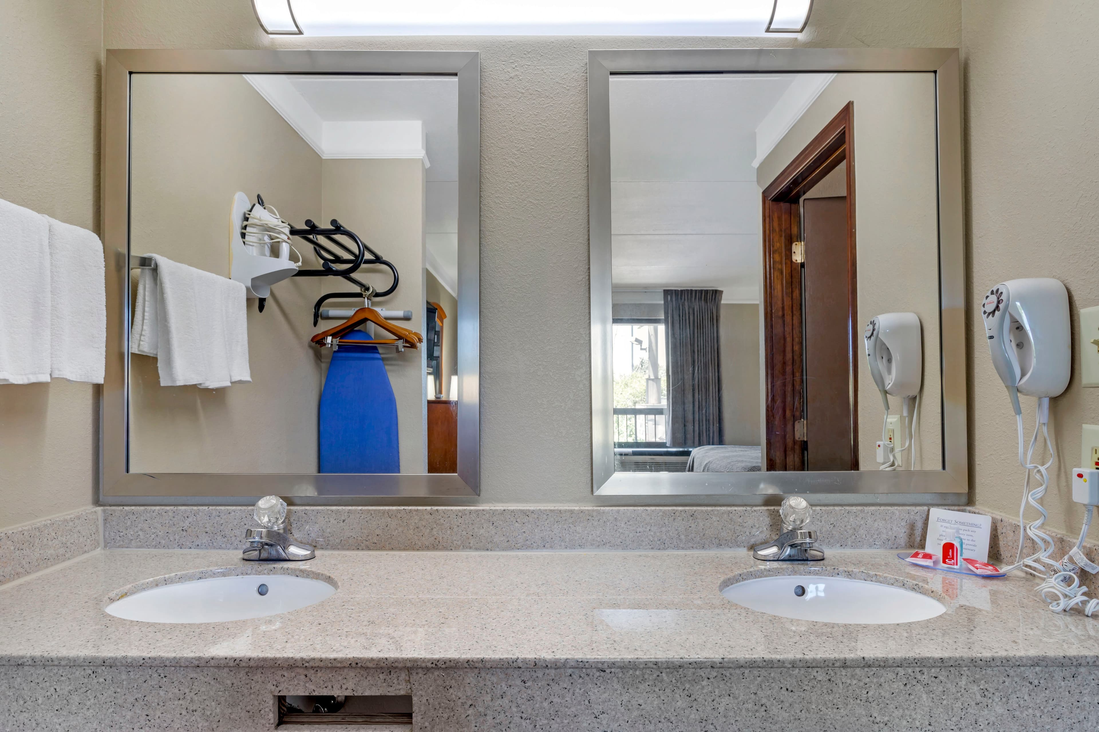 Econo Lodge Knoxville North — 8