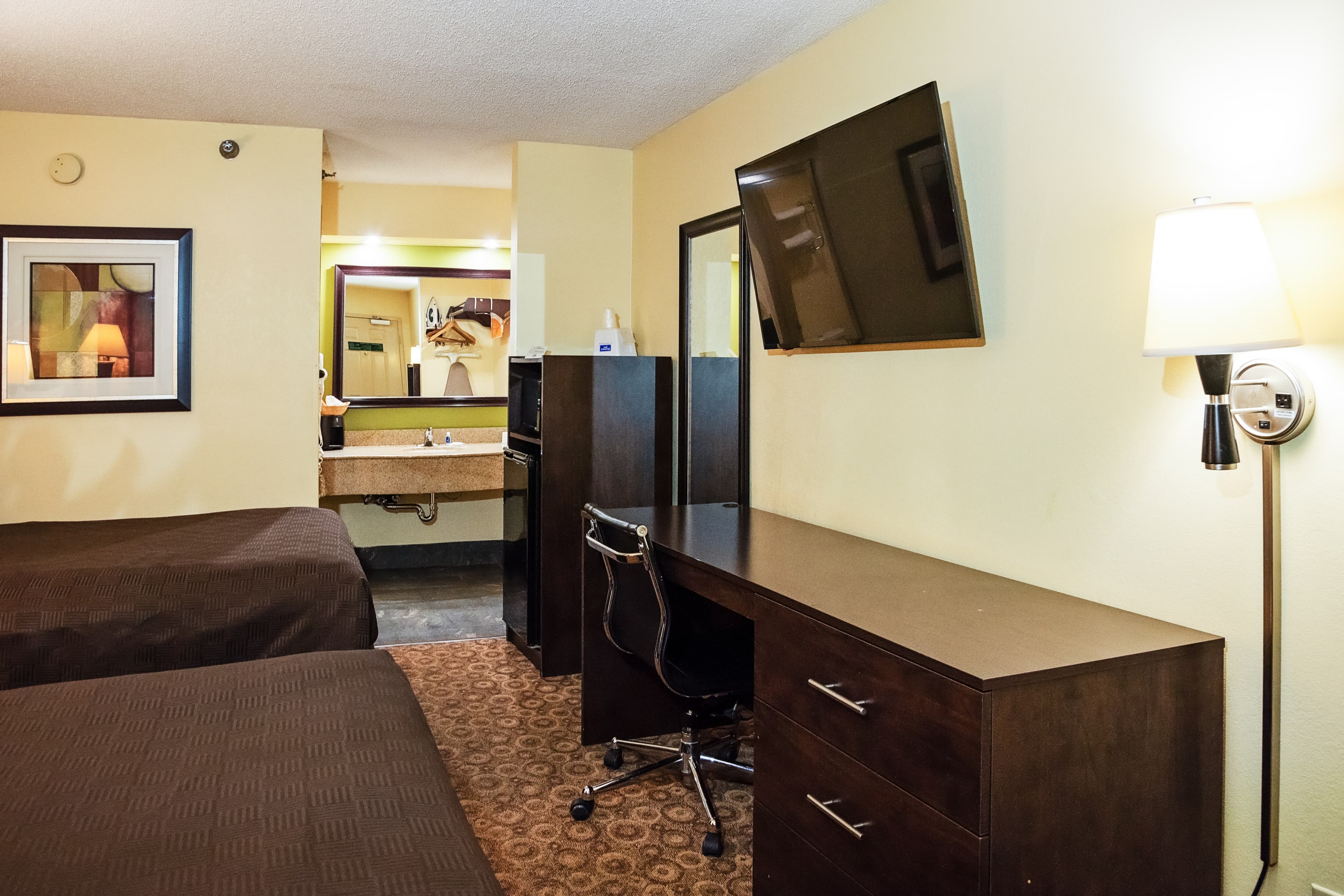 Rodeway Inn & Suites Clarksville near Governors Square Mall — 7