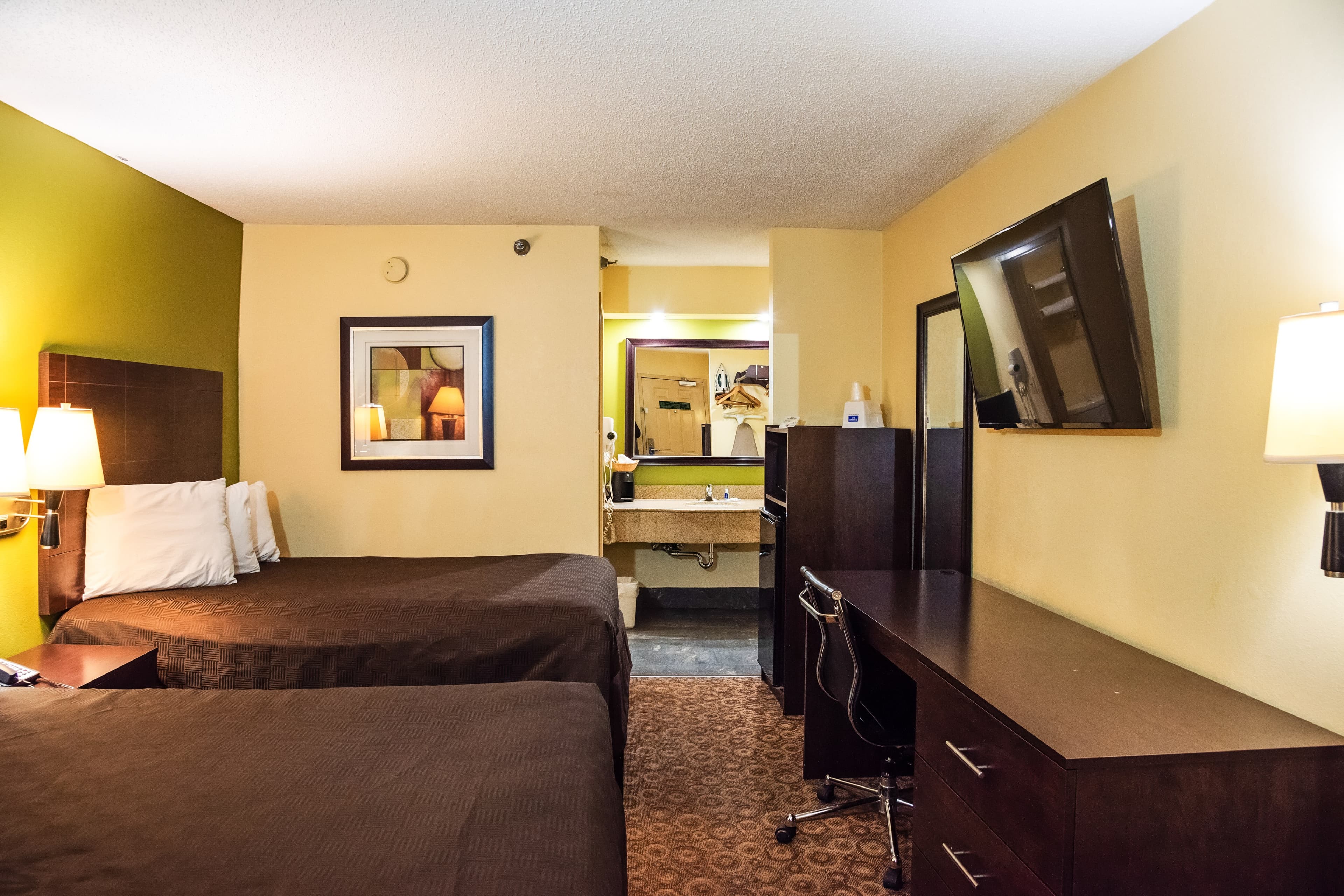 Rodeway Inn & Suites Clarksville near Governors Square Mall — 9