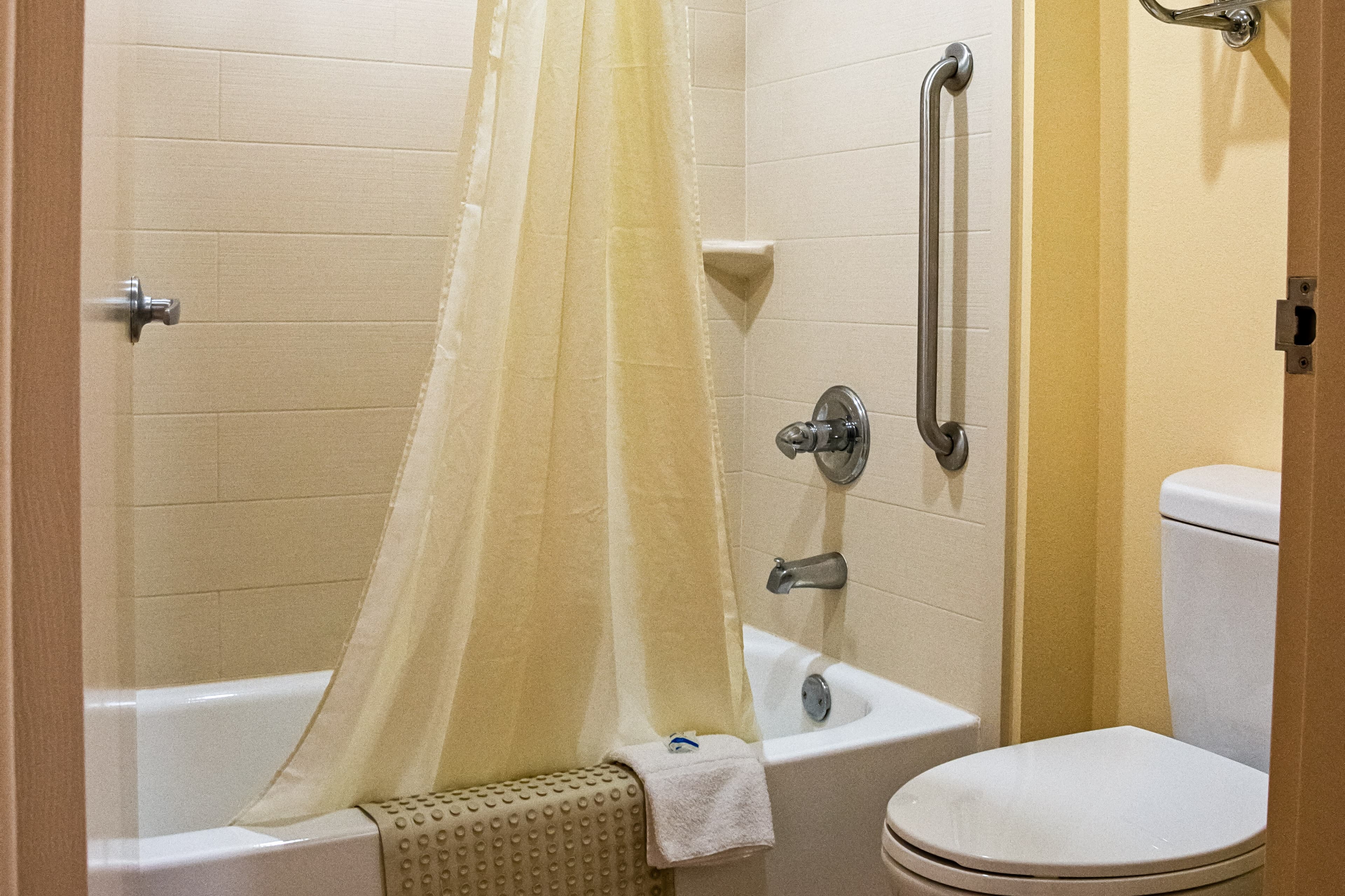 Rodeway Inn & Suites Clarksville near Governors Square Mall — 18