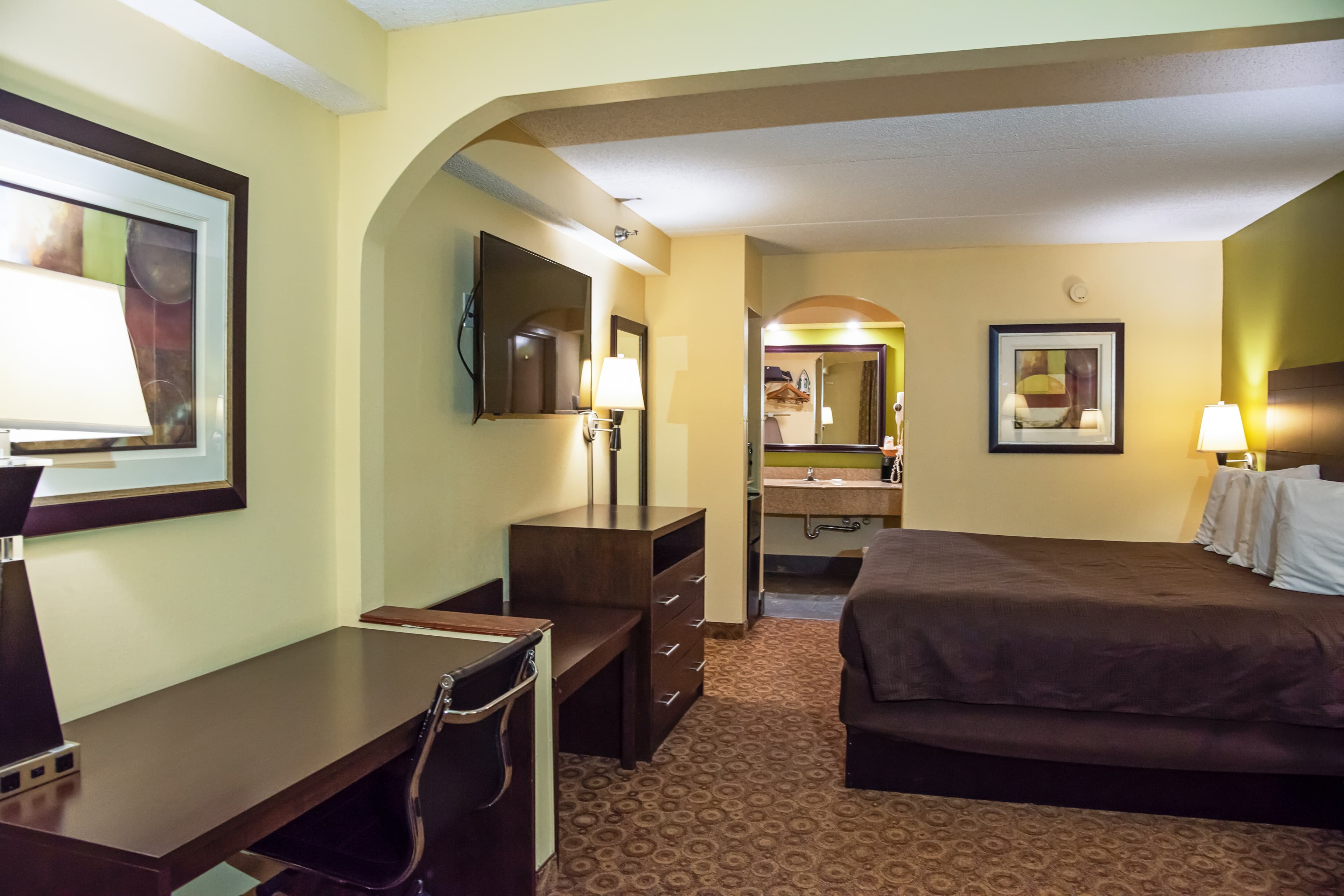 Rodeway Inn & Suites Clarksville near Governors Square Mall - Image 1