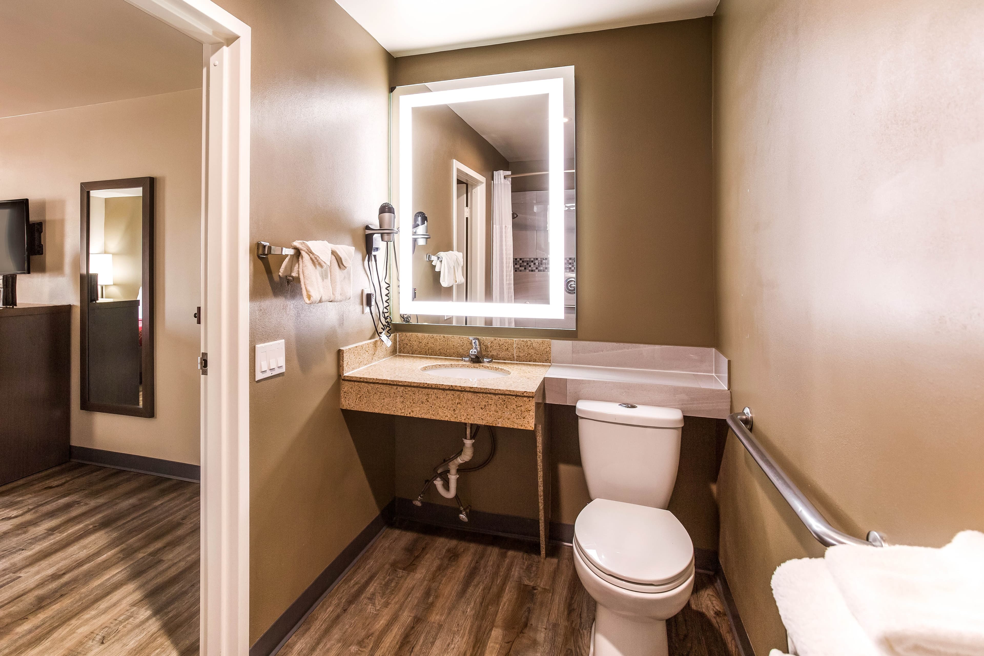 Econo Lodge Inn & Suites Murfreesboro Shopping District - Image 2