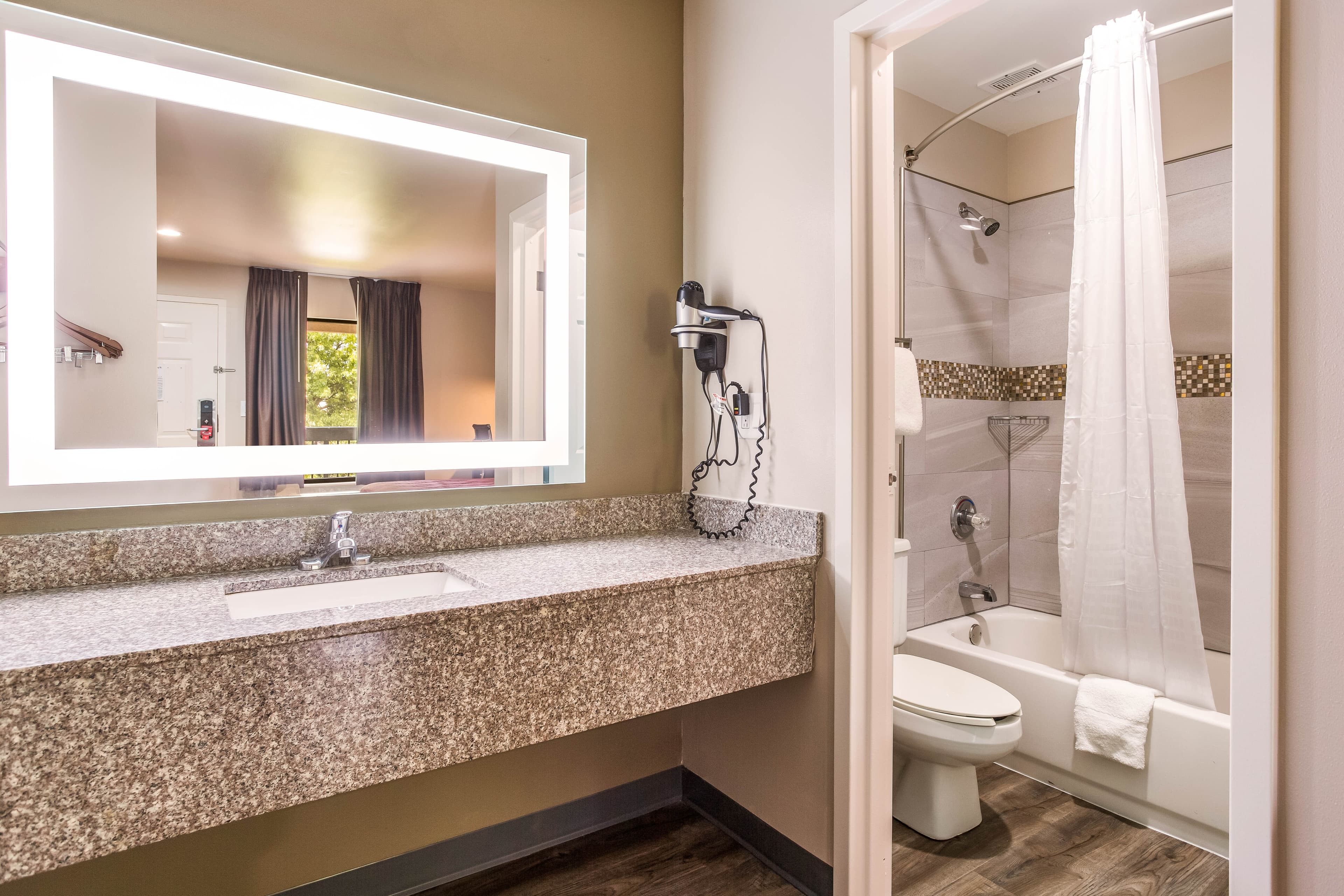 Econo Lodge Inn & Suites Murfreesboro Shopping District — 11