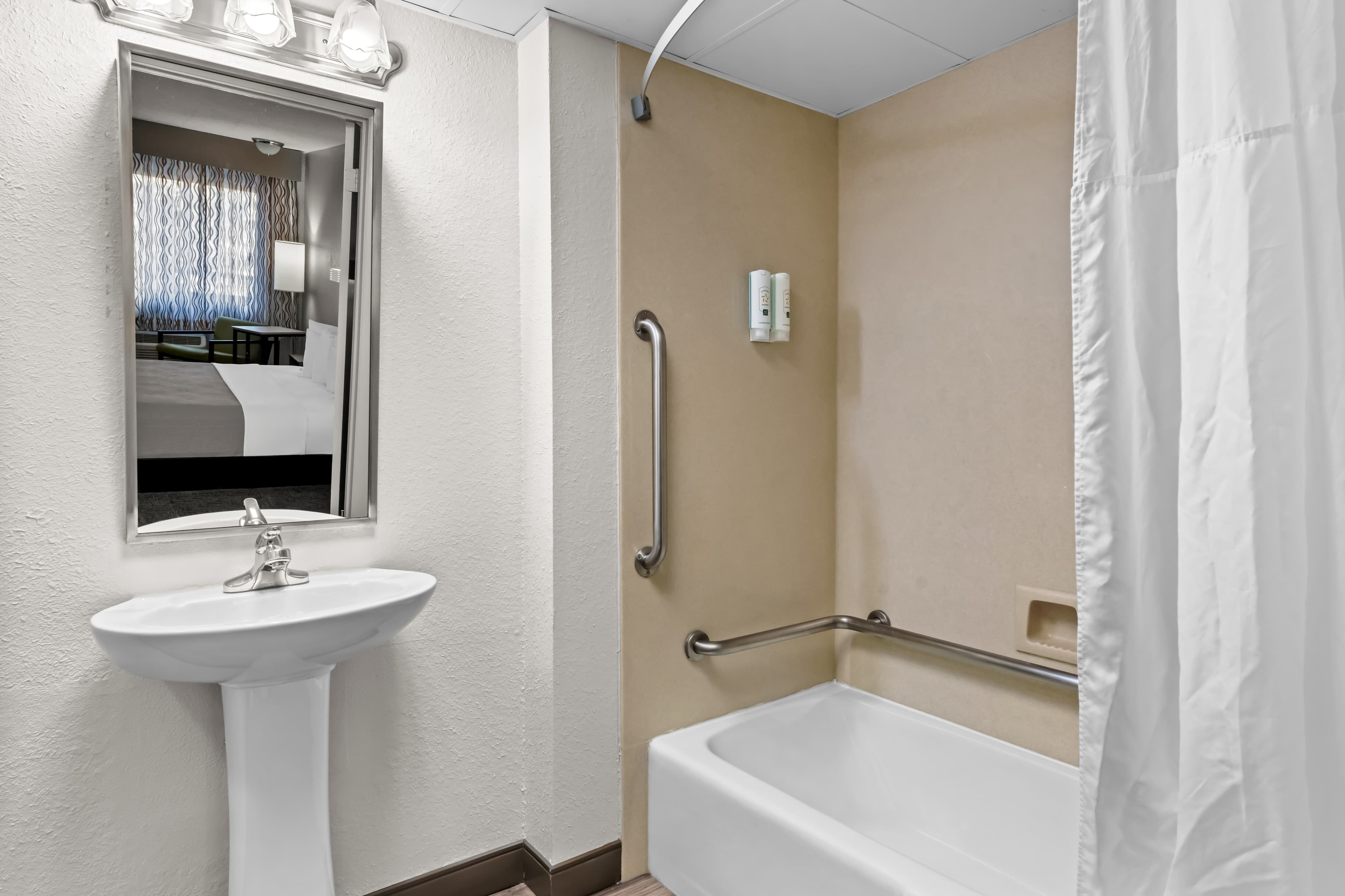 Quality Inn & Suites at Dollywood Lane - Image 5