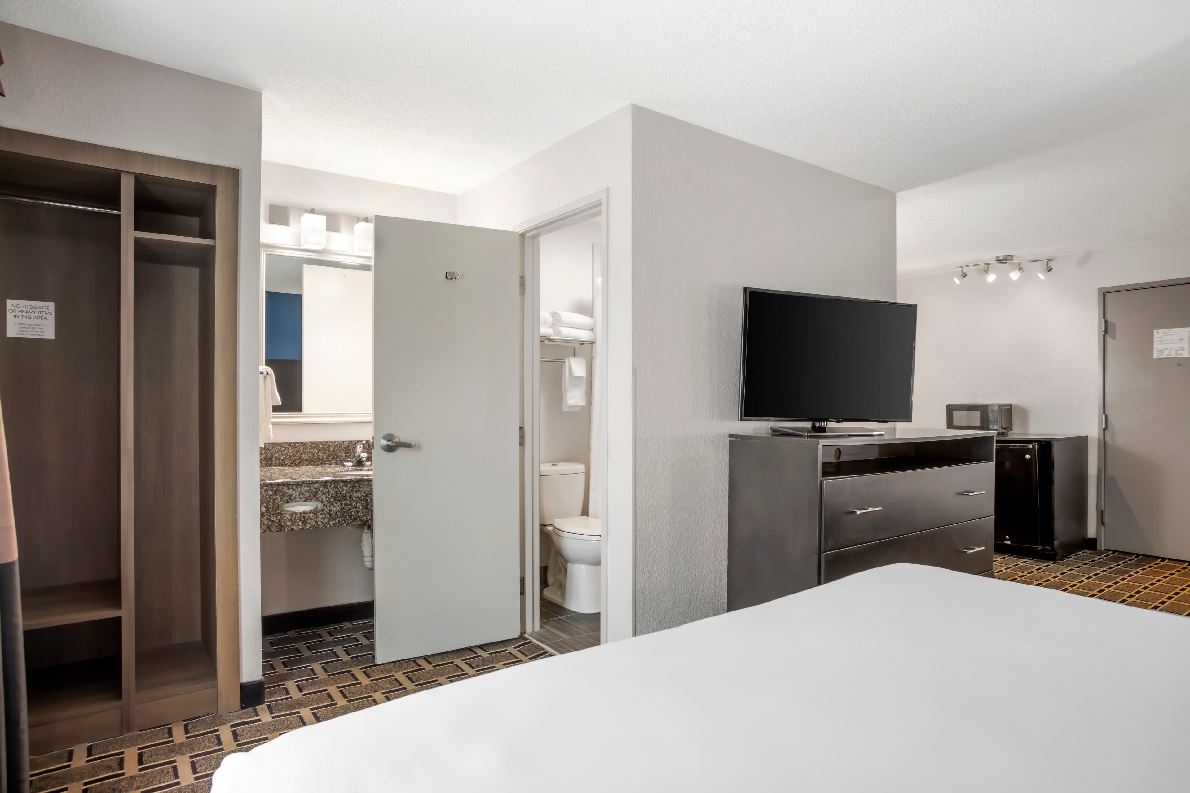 Comfort Suites Nashville Airport - BNA - Image 5