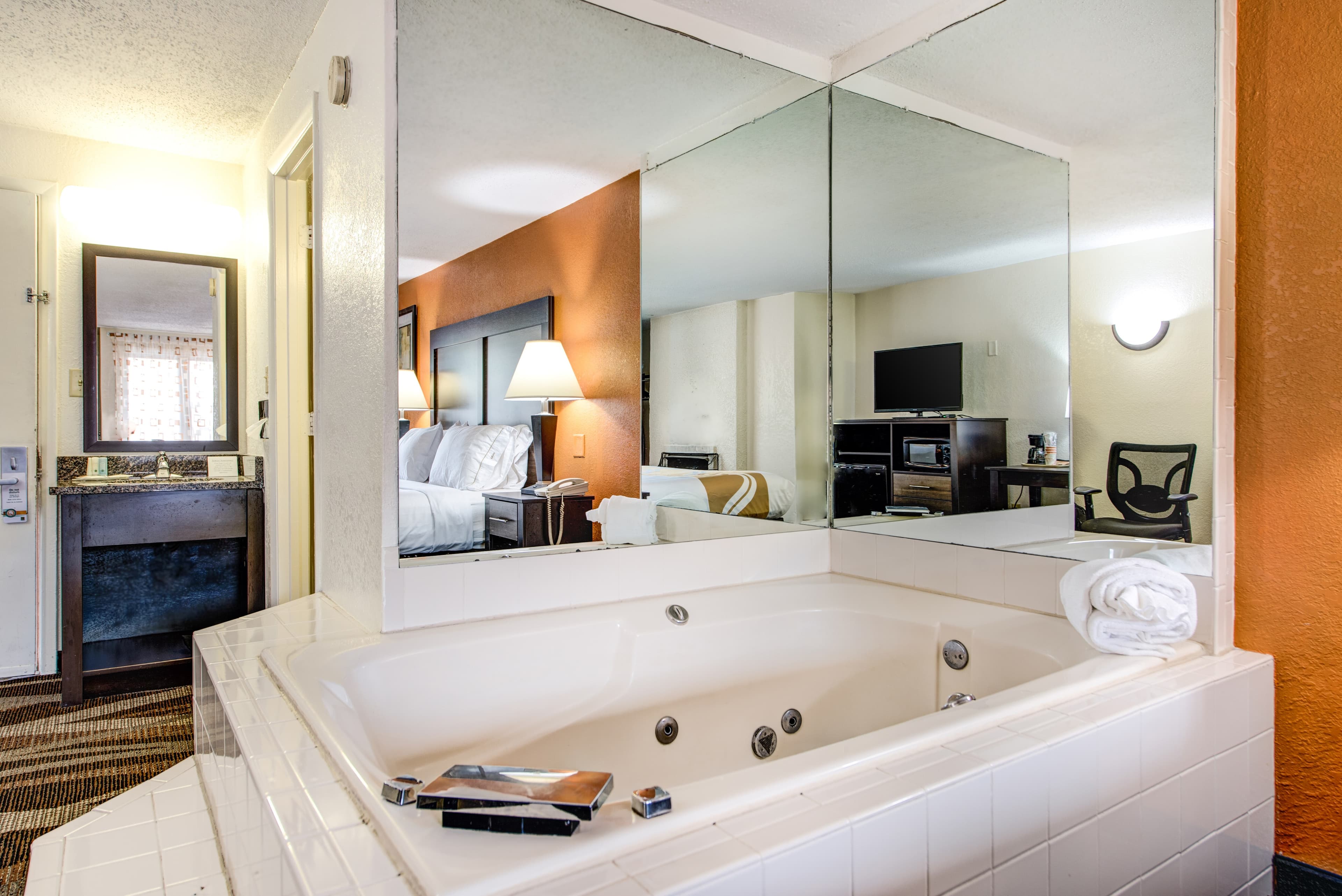 Quality Inn Creekside - Downtown Gatlinburg — 35