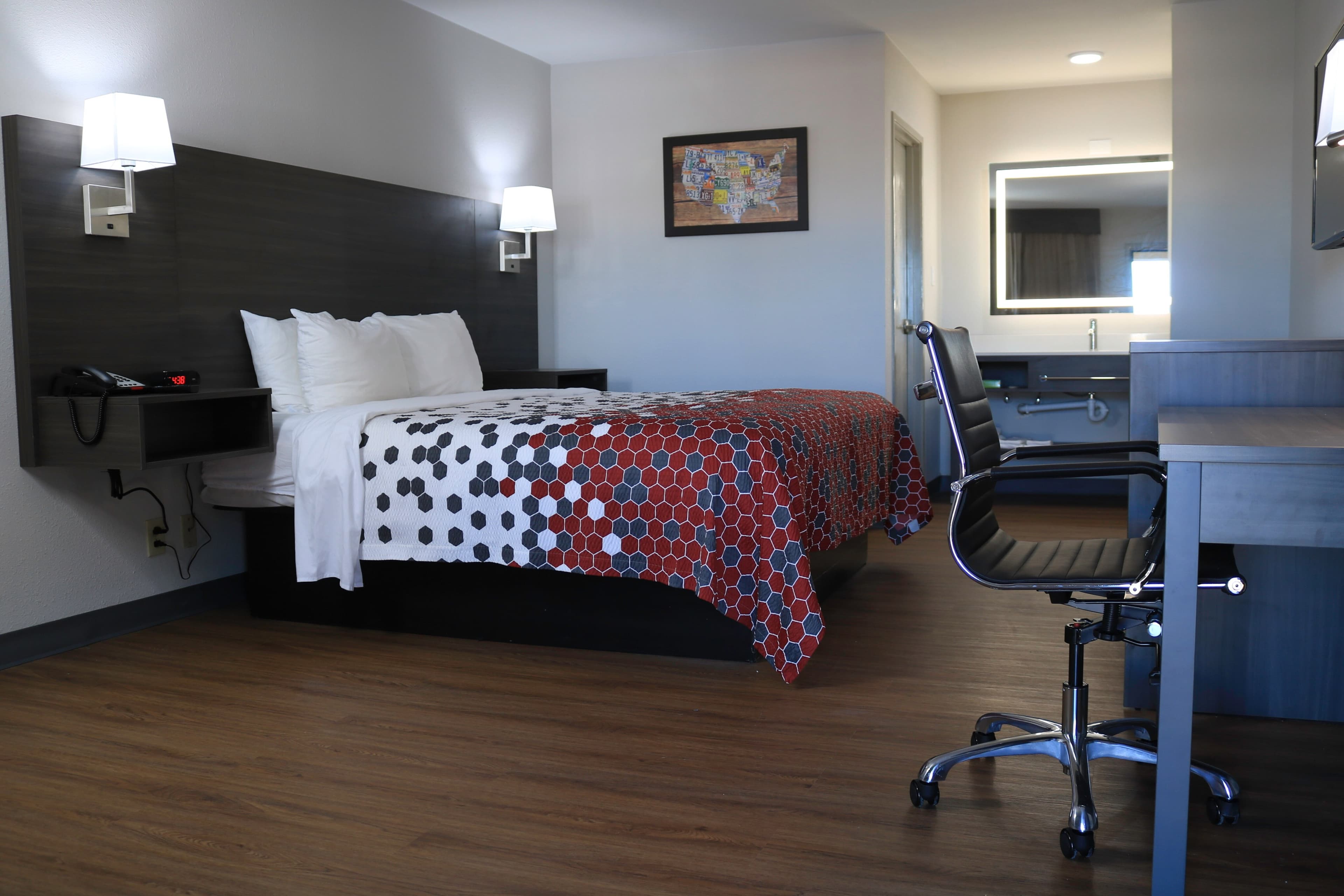 Econo Lodge Inn & Suites Southeast - Image 4
