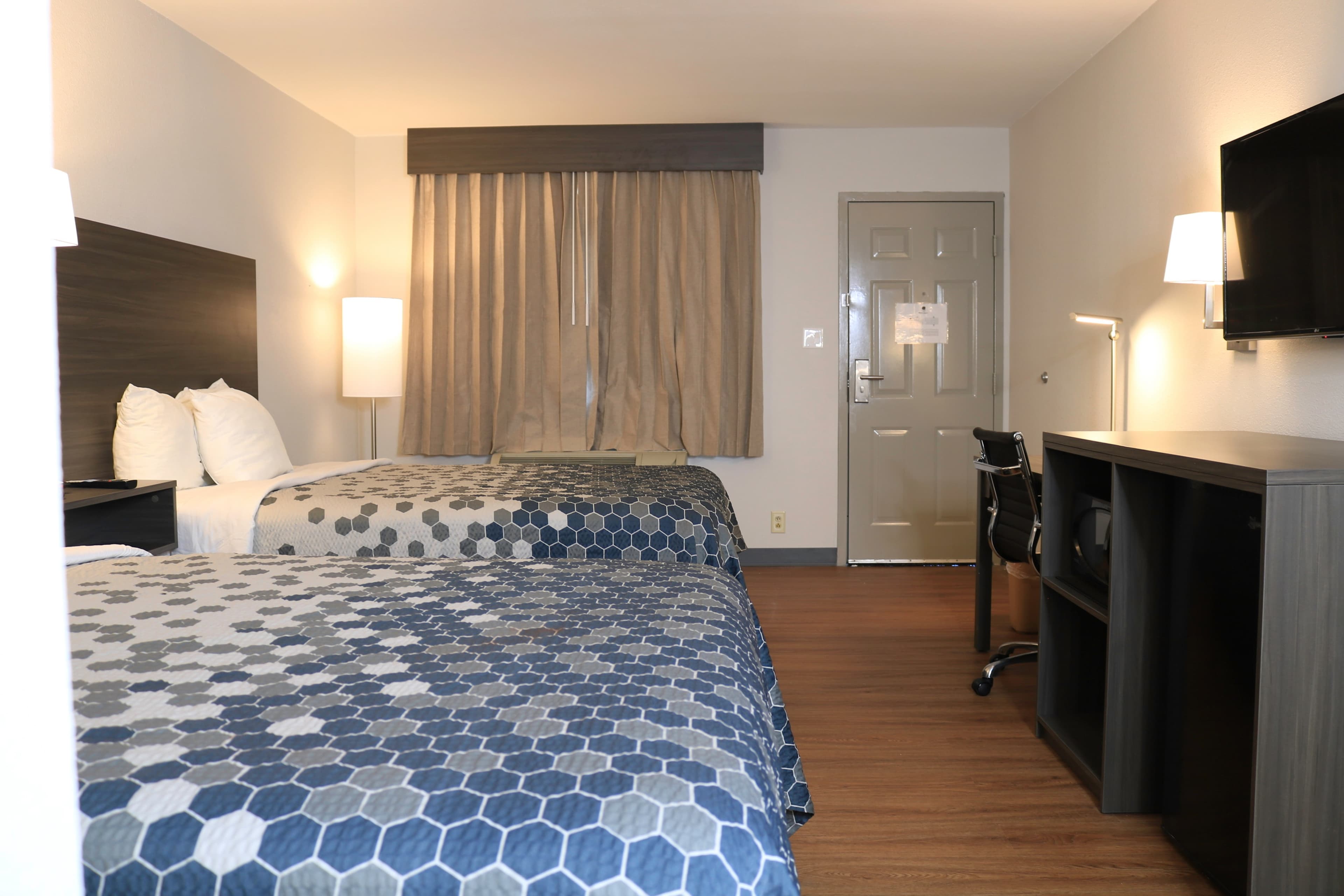 Econo Lodge Inn & Suites Southeast — 28