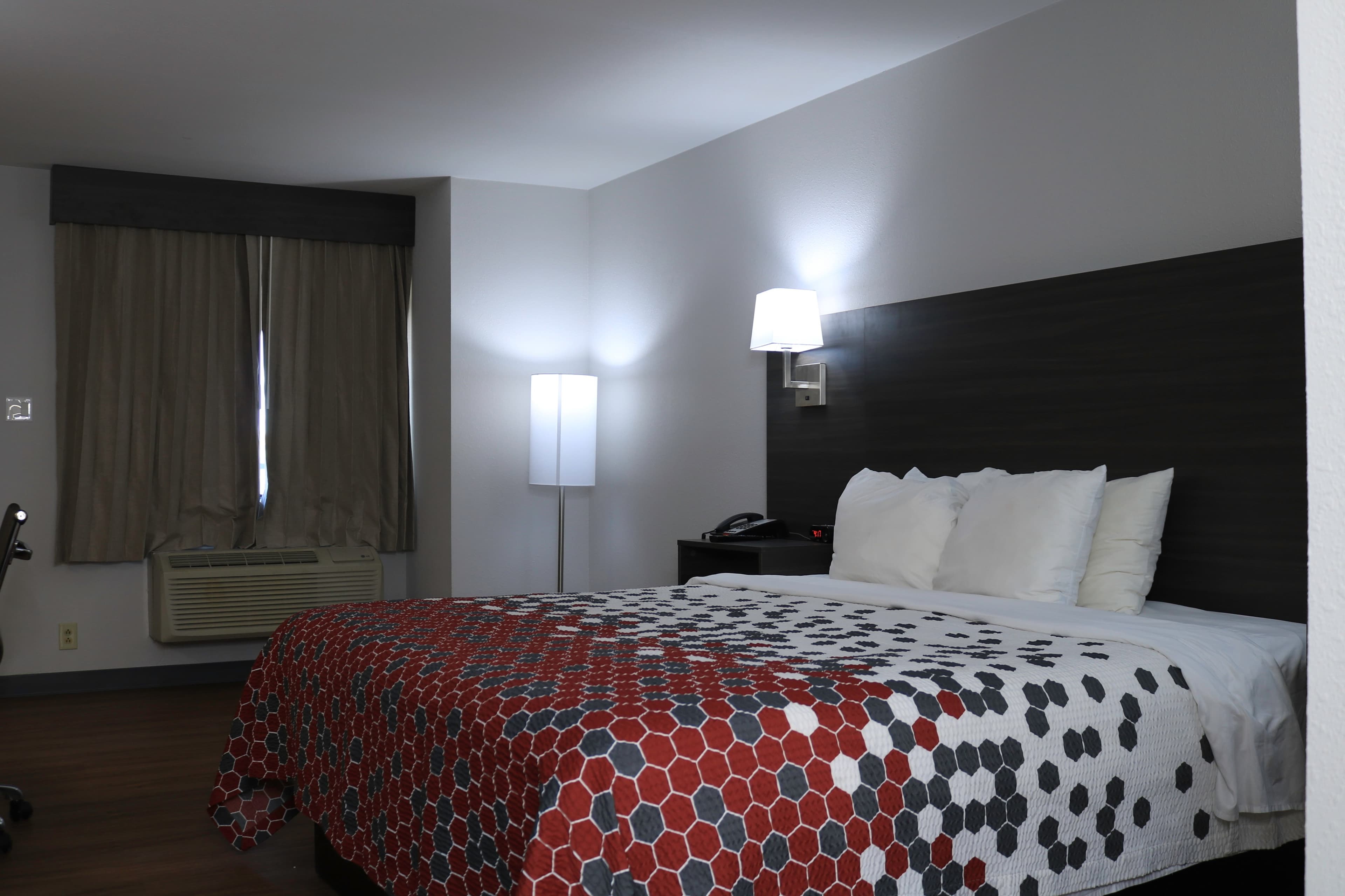 Econo Lodge Inn & Suites Southeast — 8