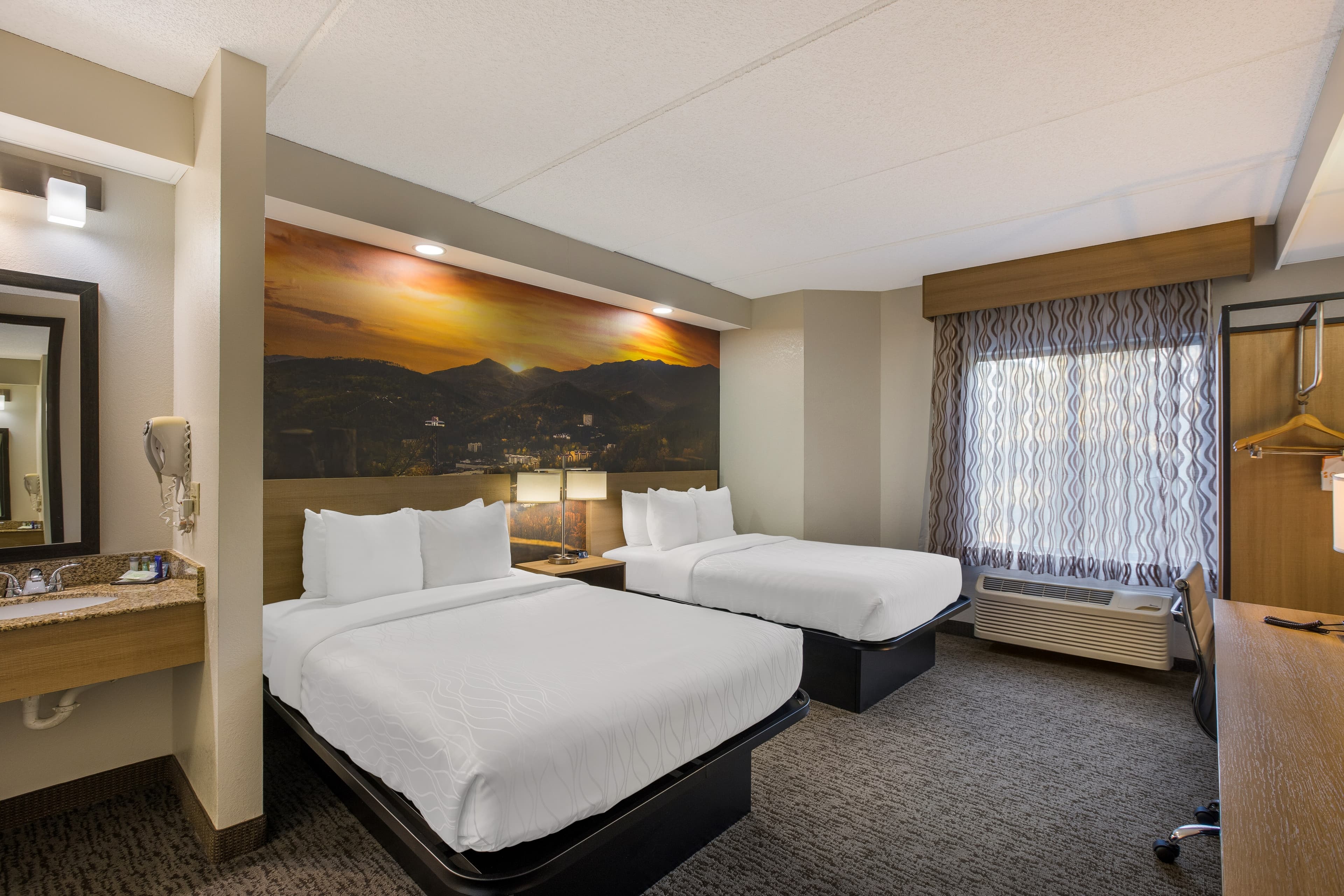 Clarion Pointe Sevierville-Pigeon Forge - Image 2