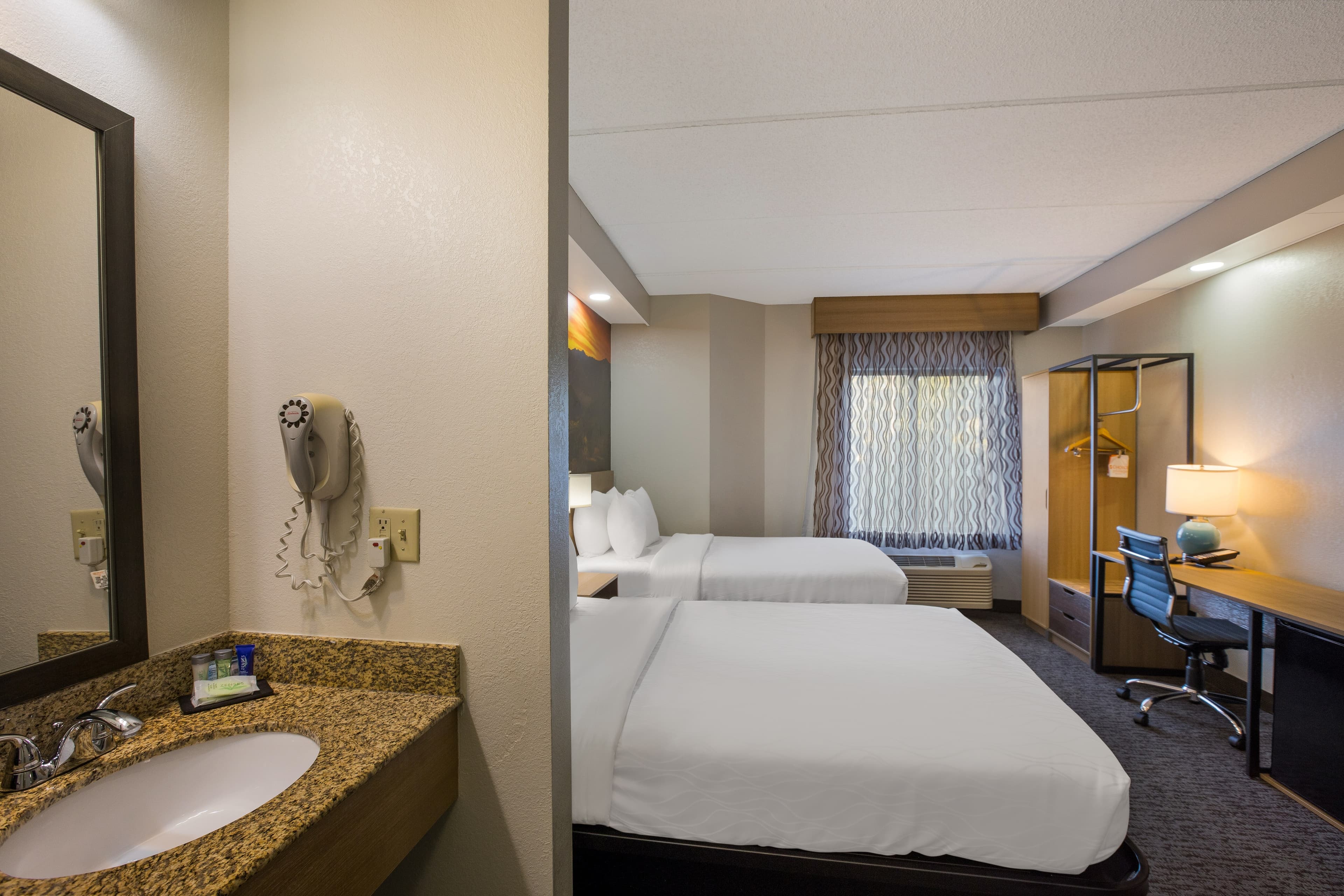 Clarion Pointe Sevierville-Pigeon Forge - Image 5