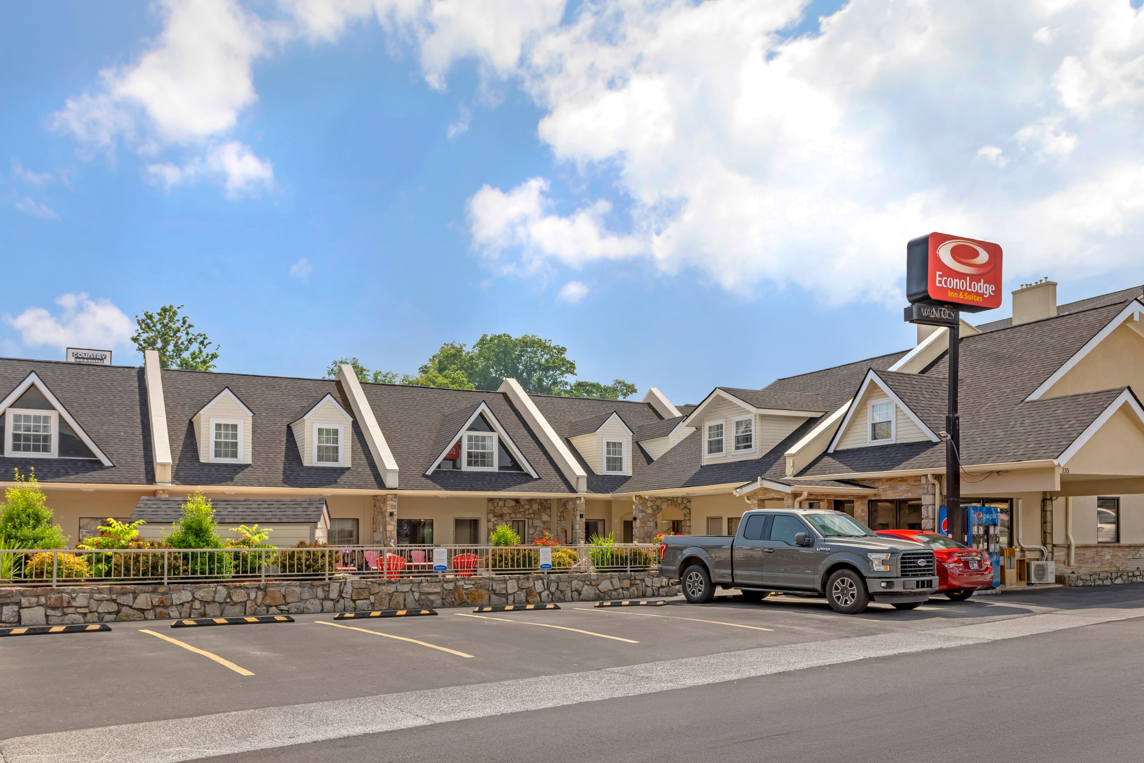 Econo Lodge Inn & Suites Gatlinburg at the Convention Center - Image 1