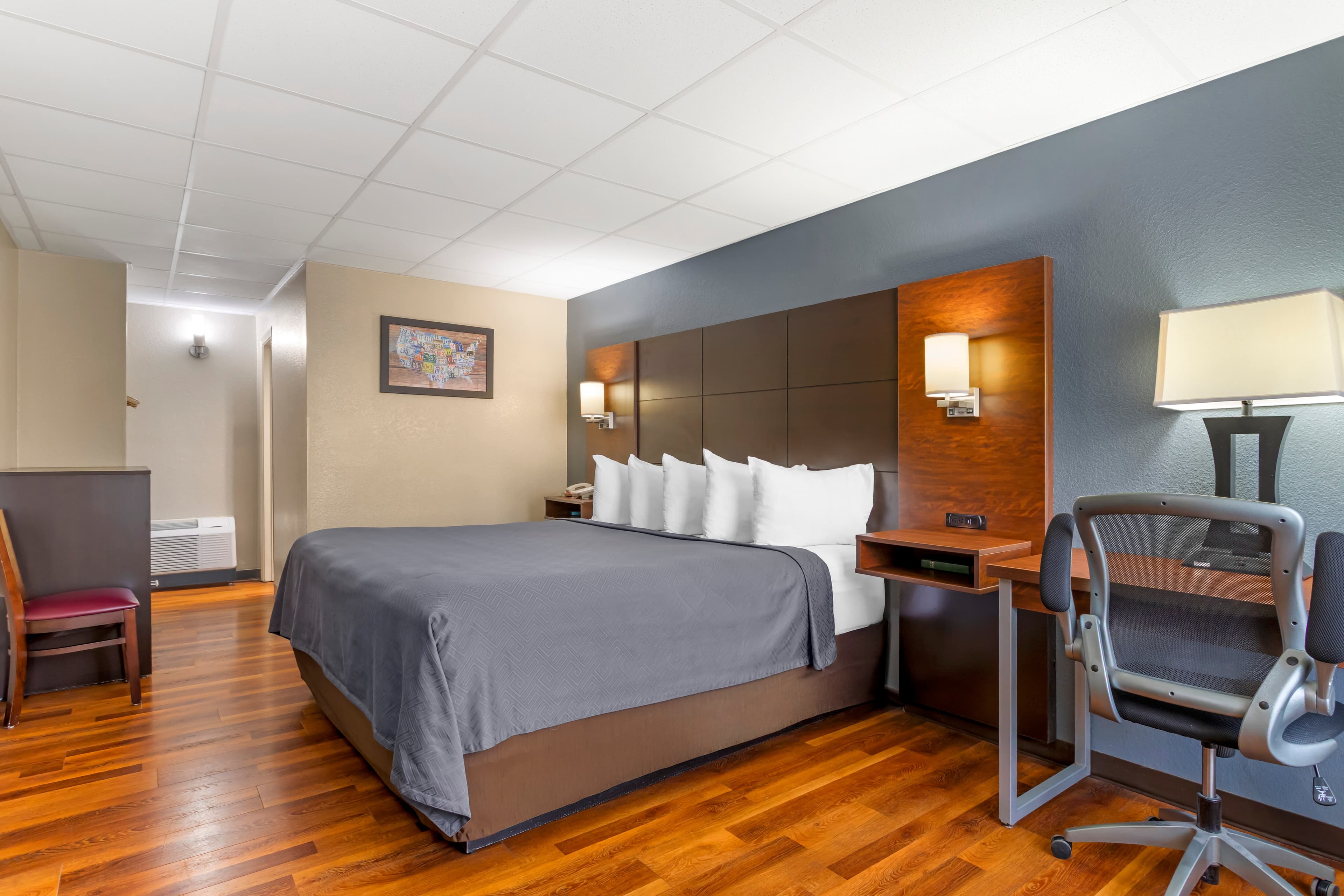 Econo Lodge Inn & Suites Gatlinburg at the Convention Center - Image 2