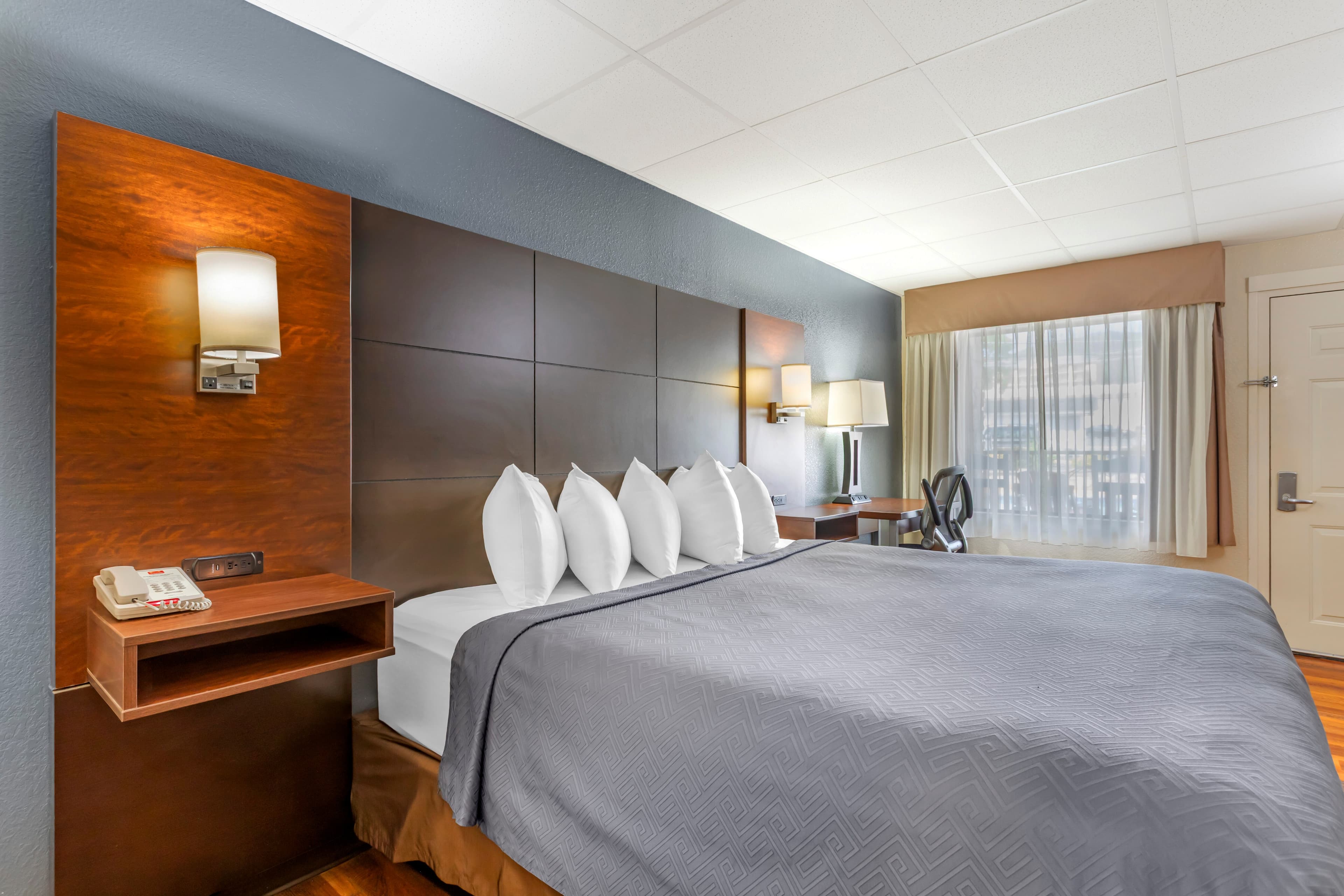 Econo Lodge Inn & Suites Gatlinburg at the Convention Center - Image 3