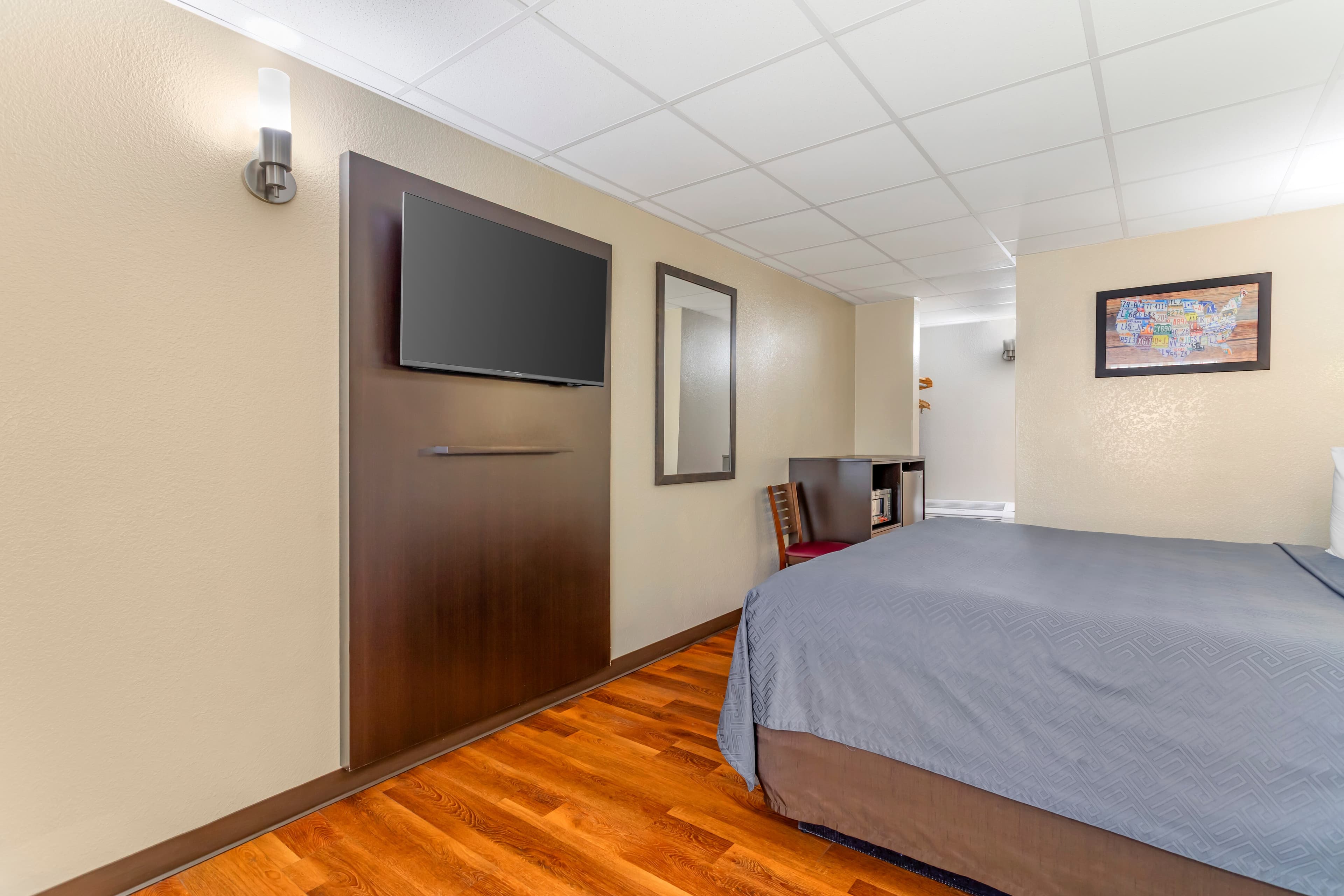 Econo Lodge Inn & Suites Gatlinburg at the Convention Center - Image 4