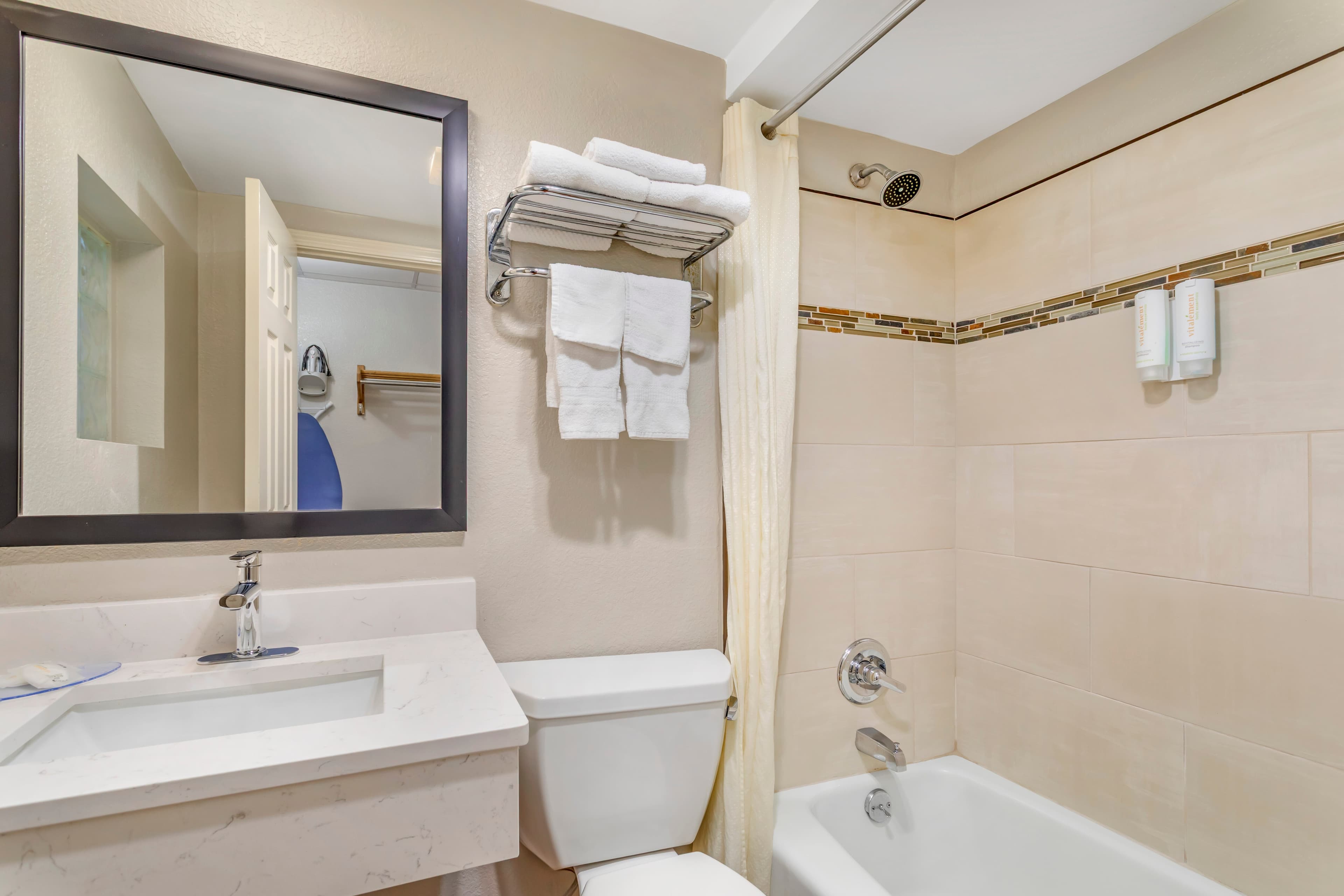 Econo Lodge Inn & Suites Gatlinburg at the Convention Center - Image 5