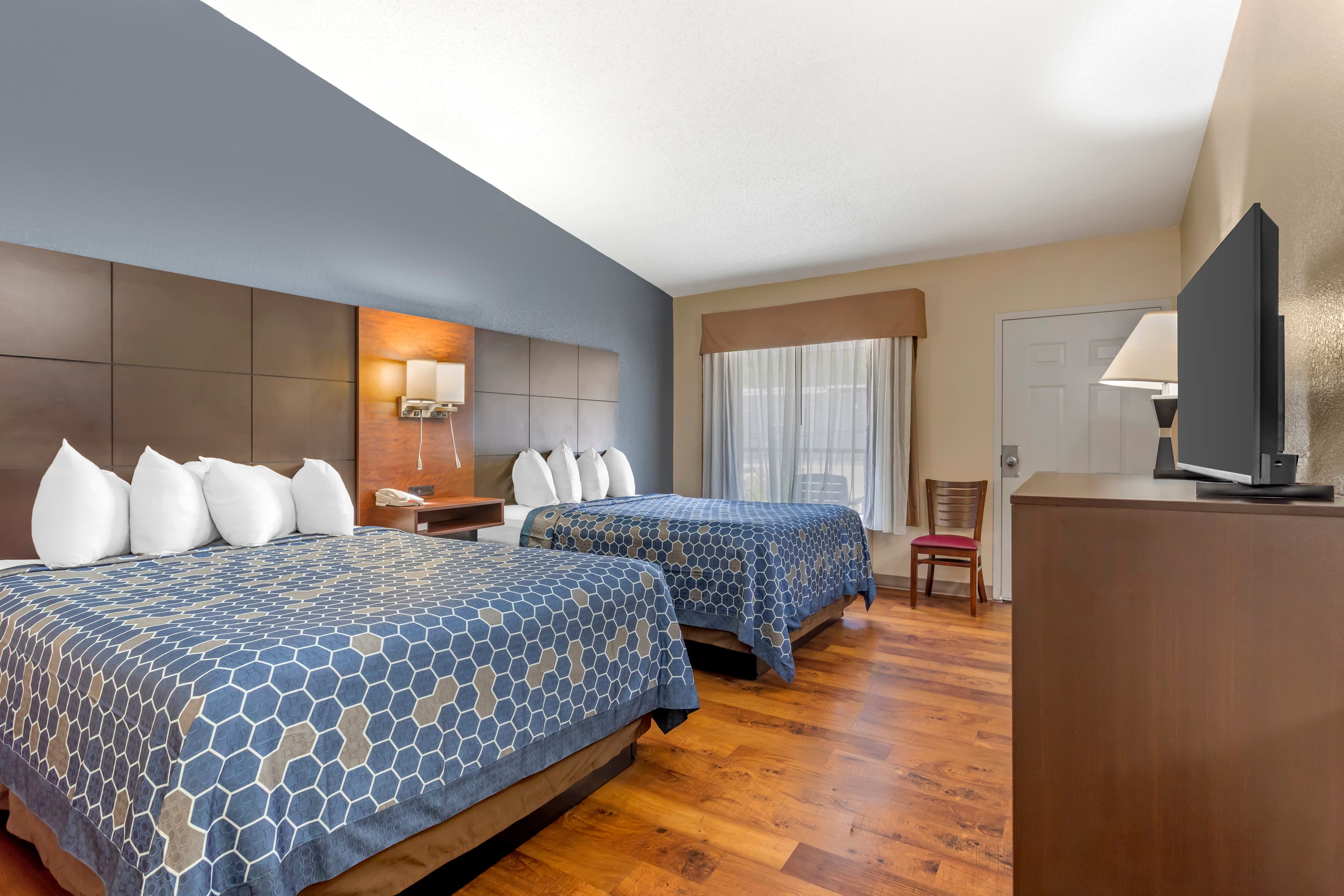 Econo Lodge Inn & Suites Gatlinburg at the Convention Center — 10