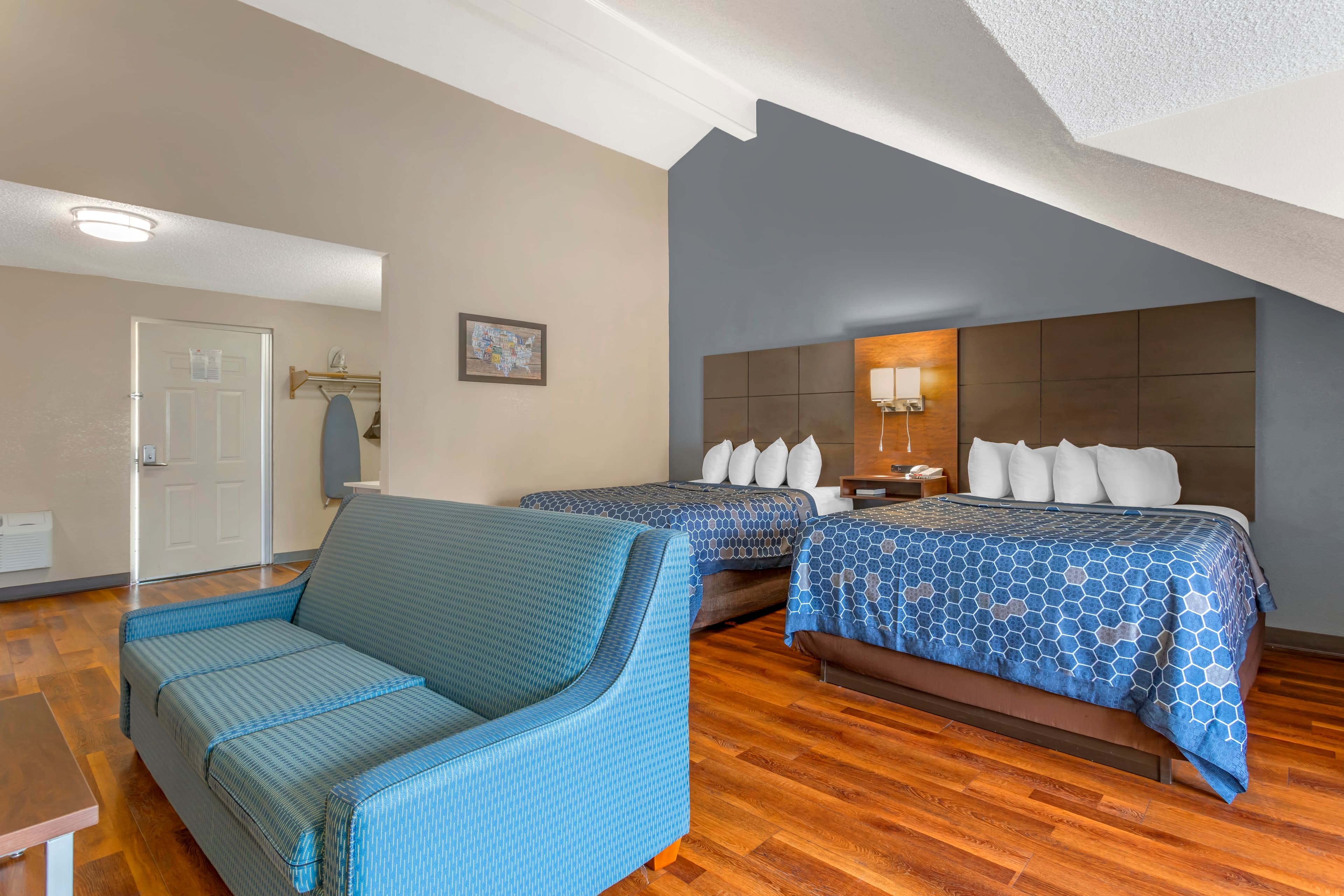 Econo Lodge Inn & Suites Gatlinburg at the Convention Center — 15