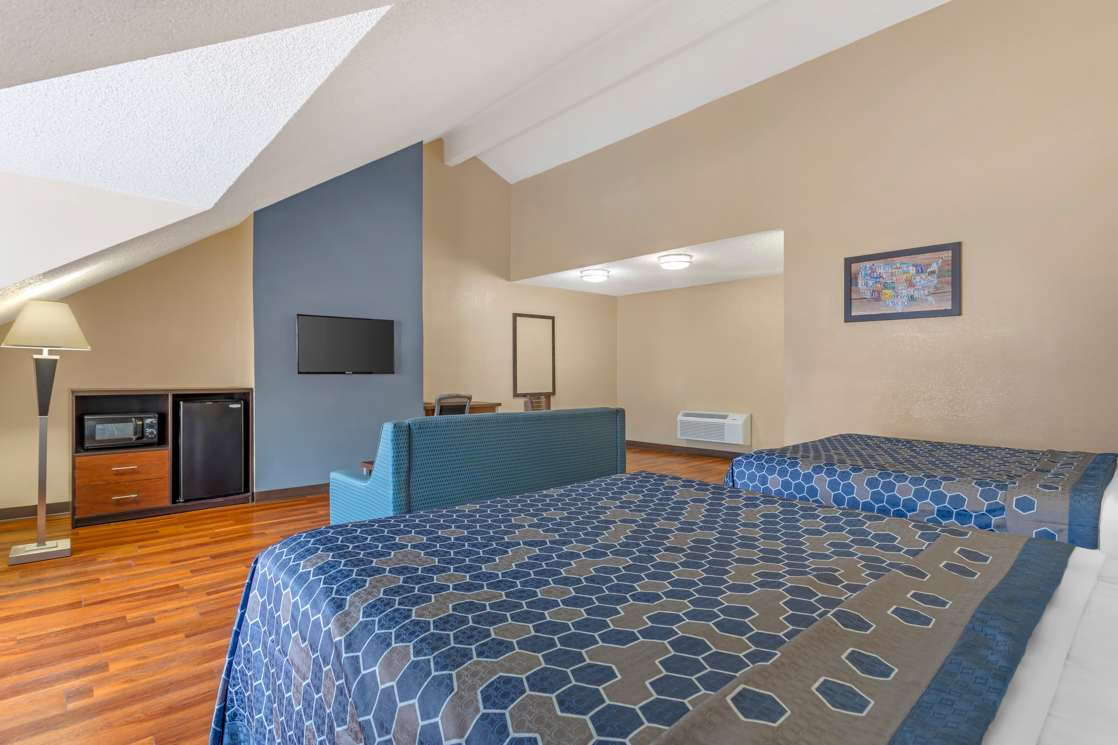 Econo Lodge Inn & Suites Gatlinburg at the Convention Center — 16