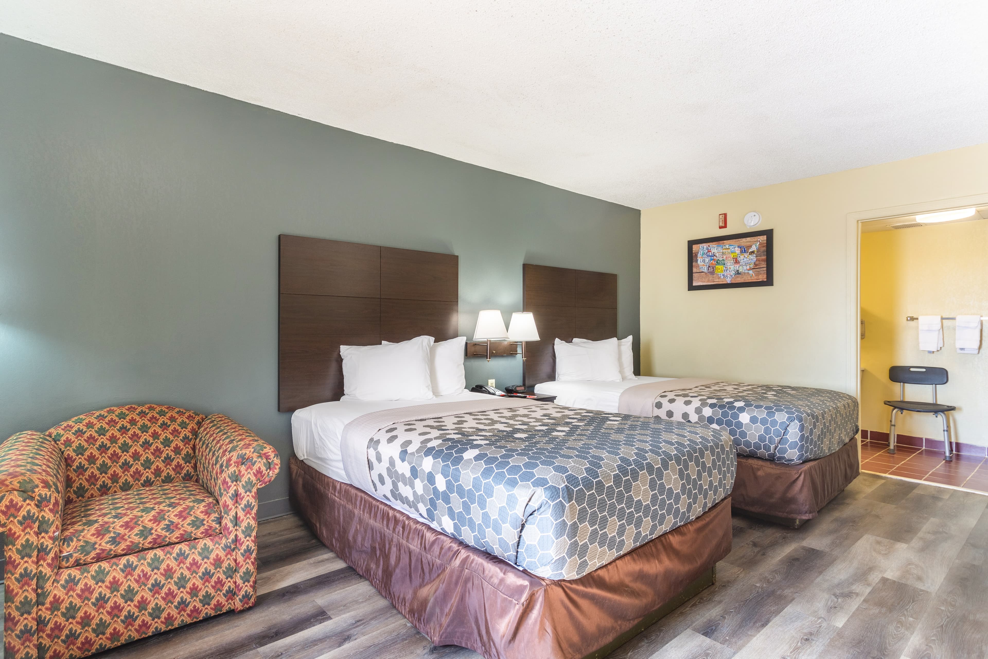 Econo Lodge & Suites Clarksville near Governors Square Mall - Image 5
