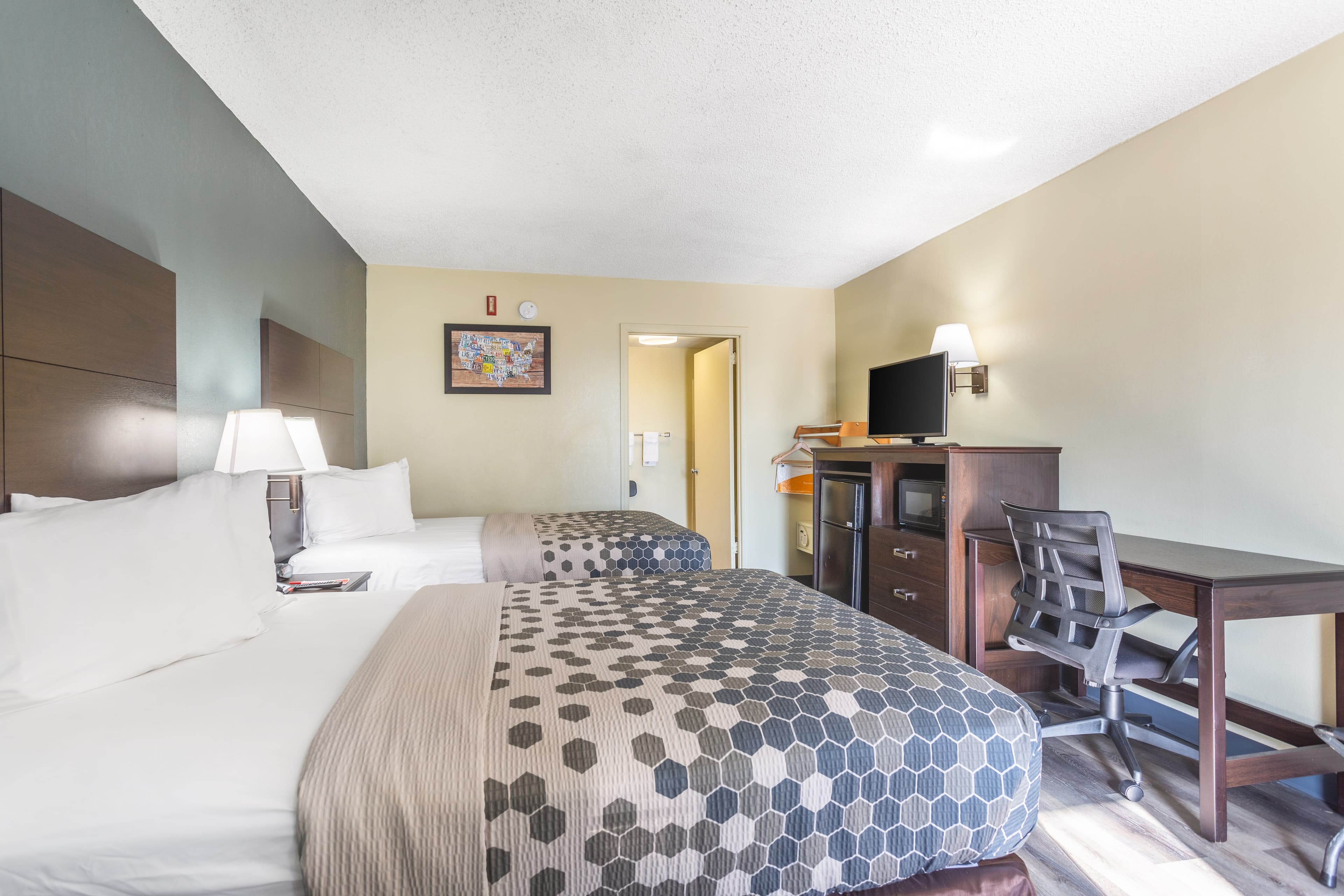 Econo Lodge & Suites Clarksville near Governors Square Mall — 6