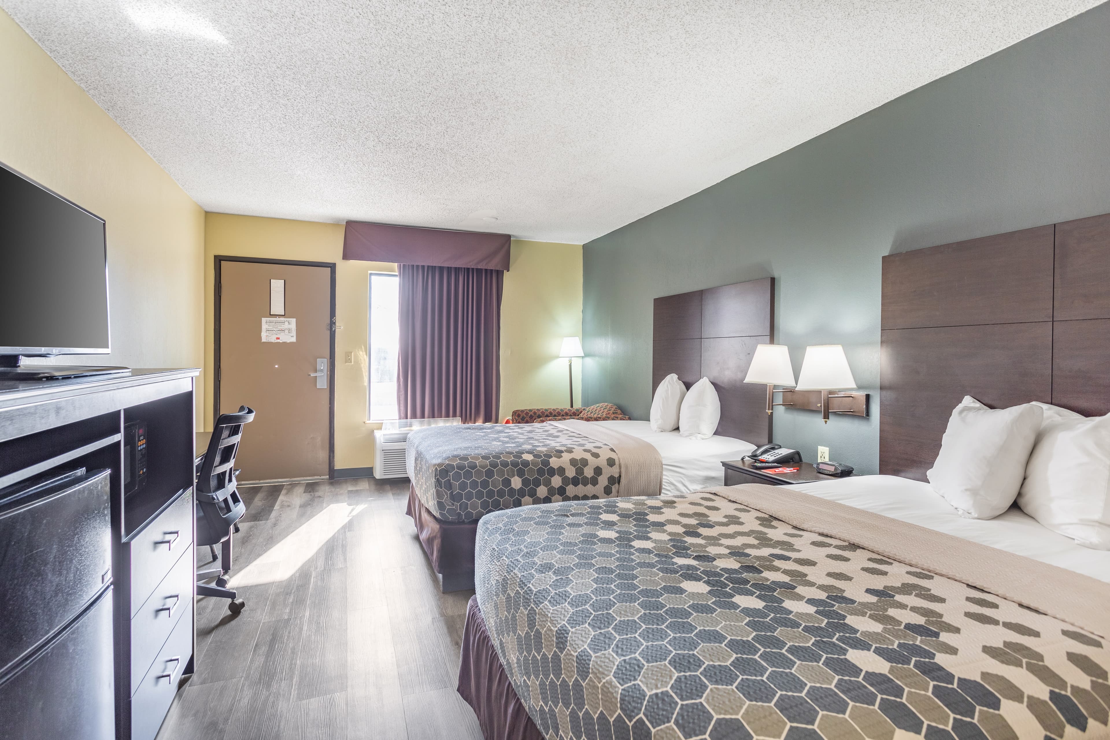 Econo Lodge & Suites Clarksville near Governors Square Mall — 7