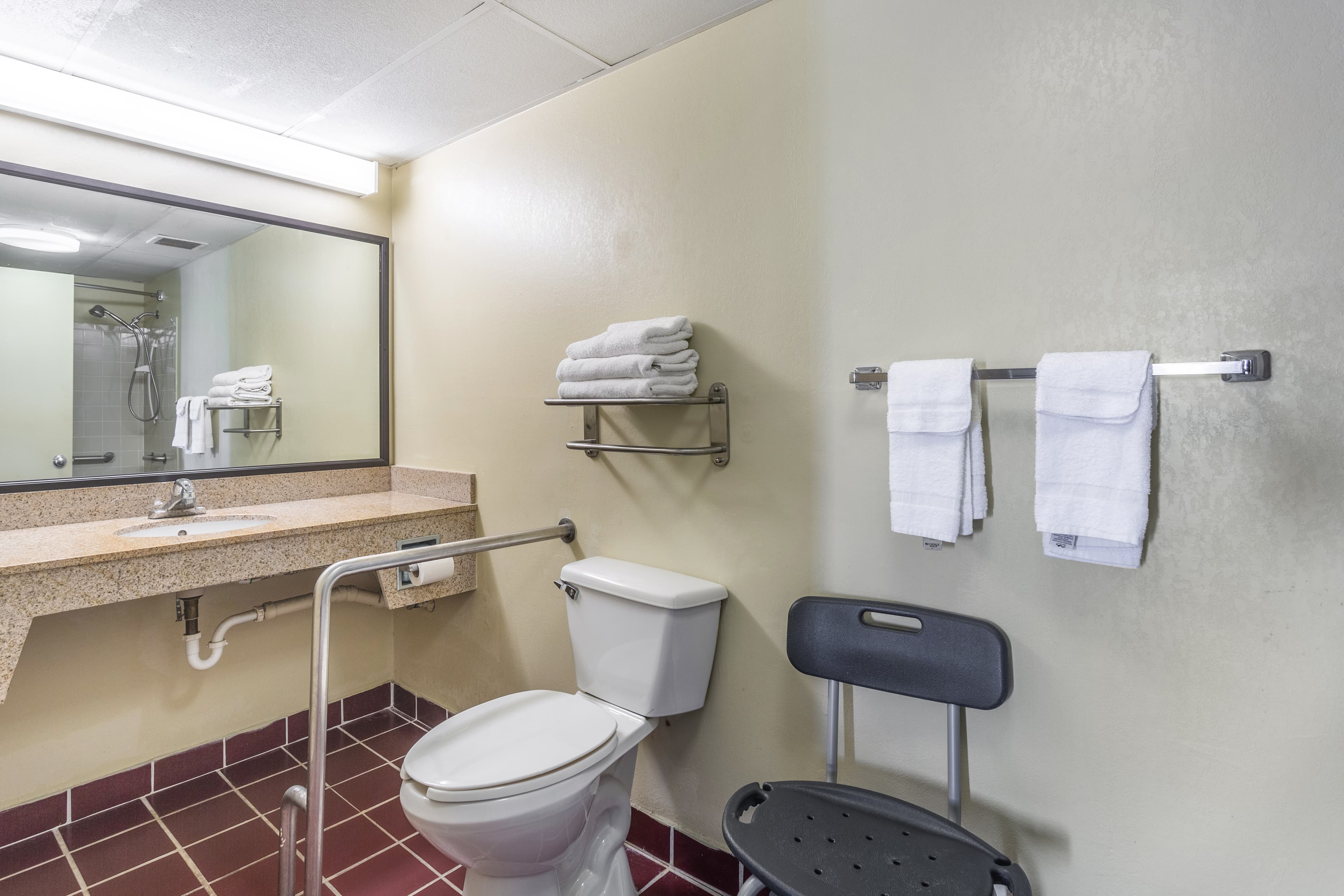 Econo Lodge & Suites Clarksville near Governors Square Mall — 8