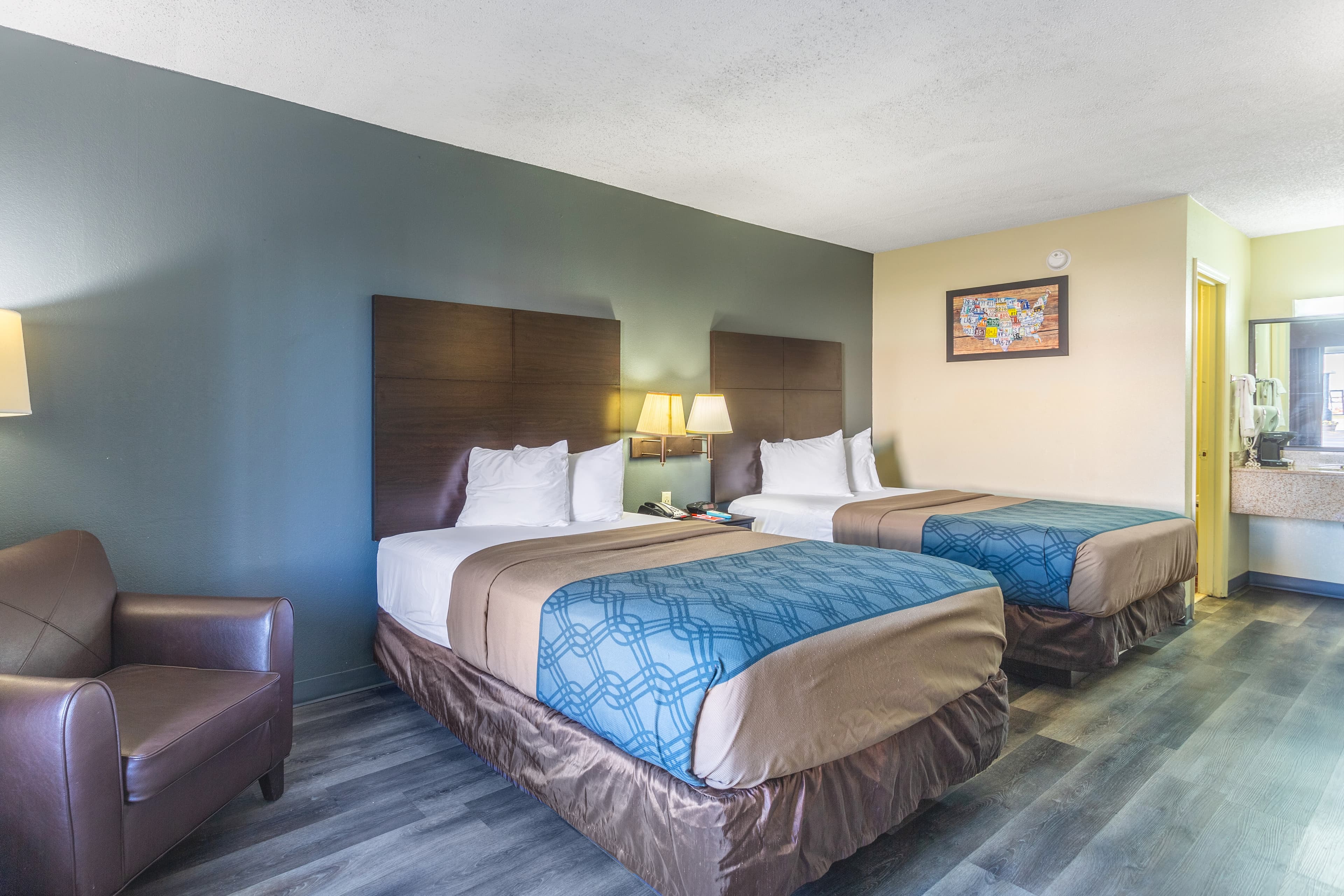 Econo Lodge & Suites Clarksville near Governors Square Mall - Image 2