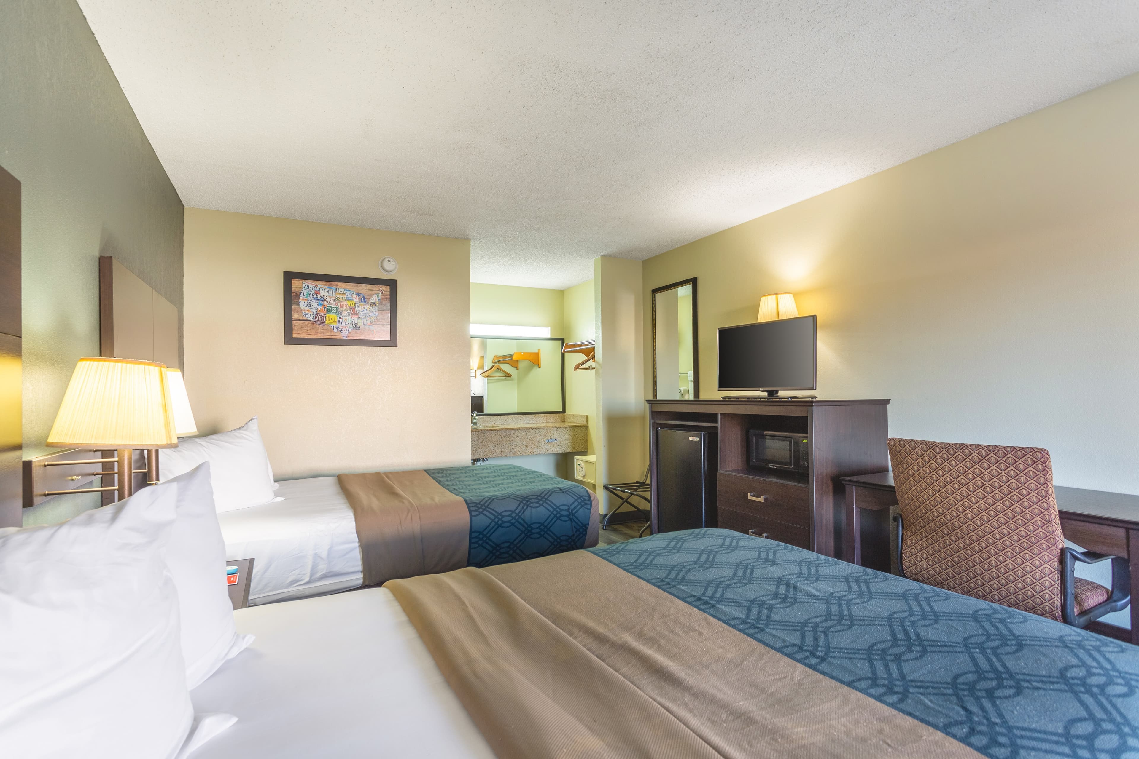 Econo Lodge & Suites Clarksville near Governors Square Mall - Image 3