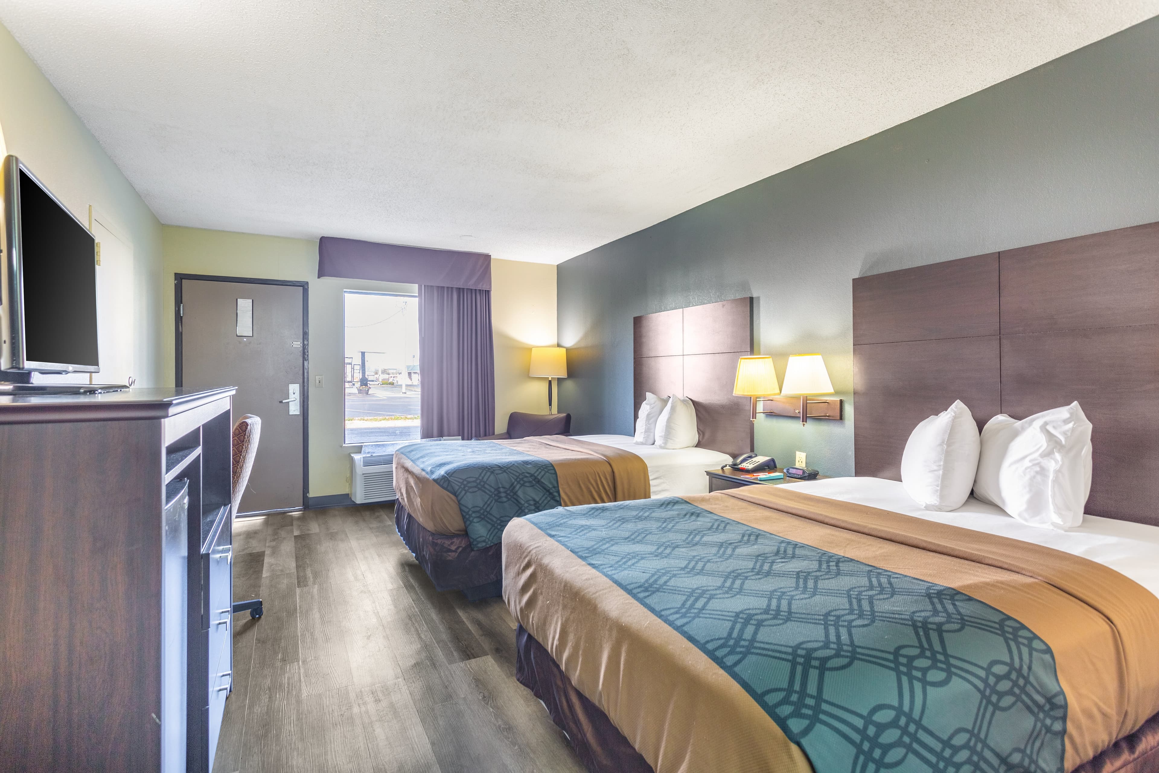 Econo Lodge & Suites Clarksville near Governors Square Mall - Image 4