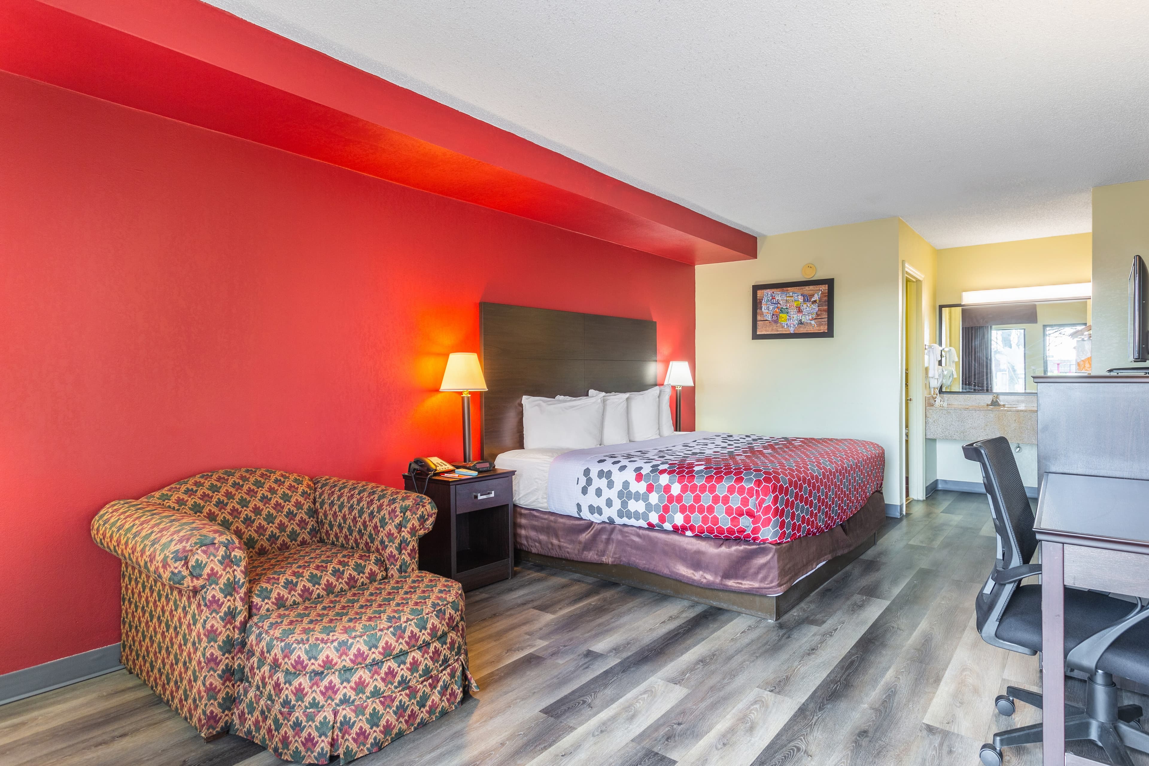 Econo Lodge & Suites Clarksville near Governors Square Mall - Image 1