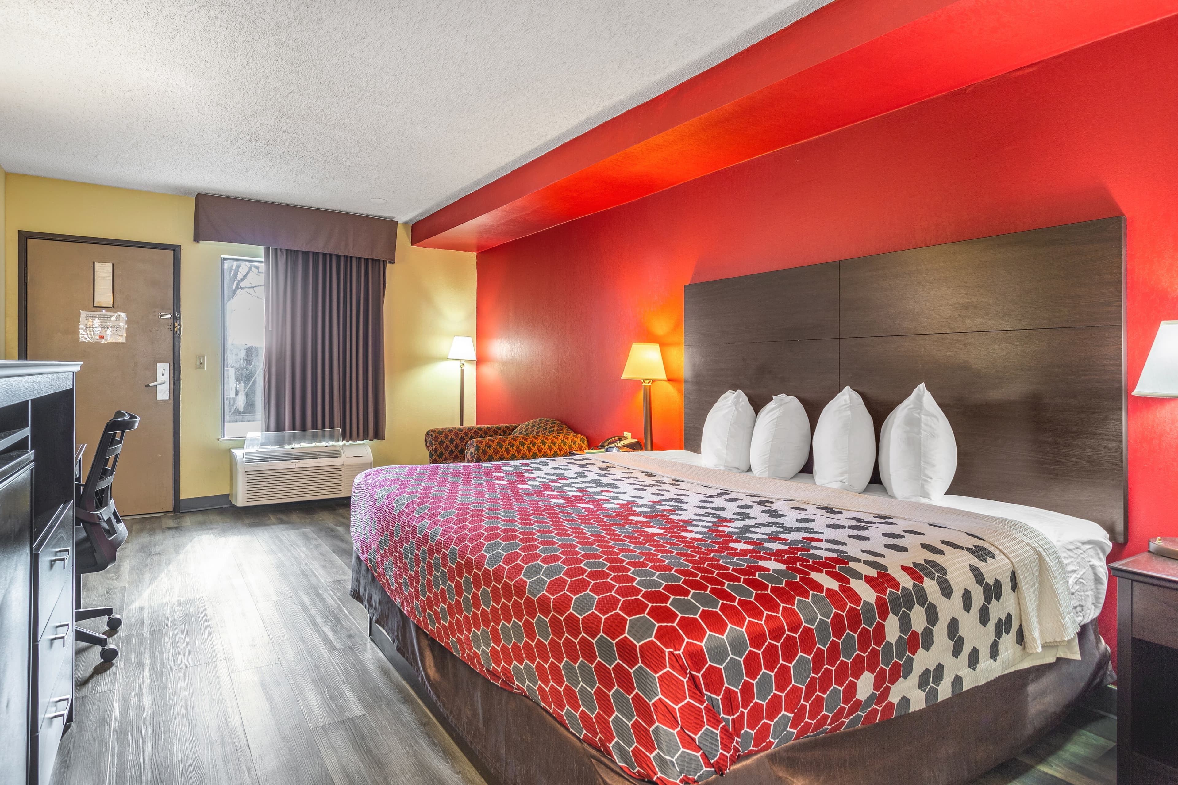 Econo Lodge & Suites Clarksville near Governors Square Mall — 10