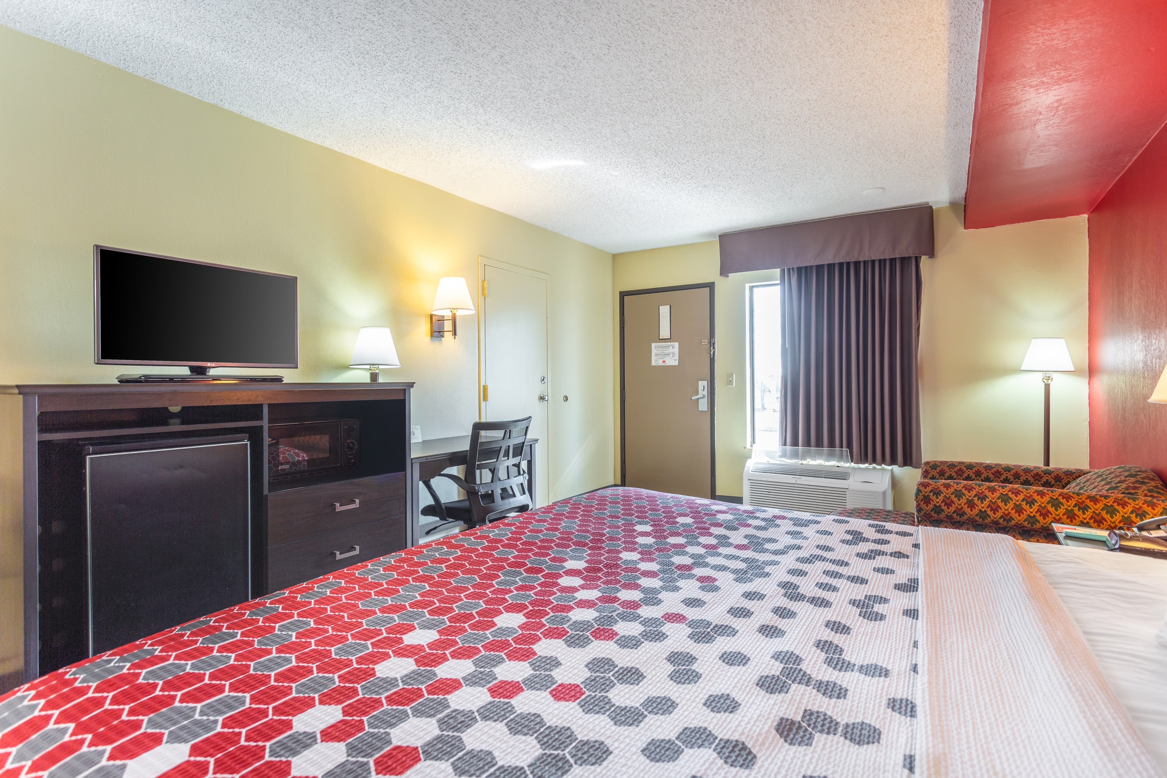 Econo Lodge & Suites Clarksville near Governors Square Mall — 11
