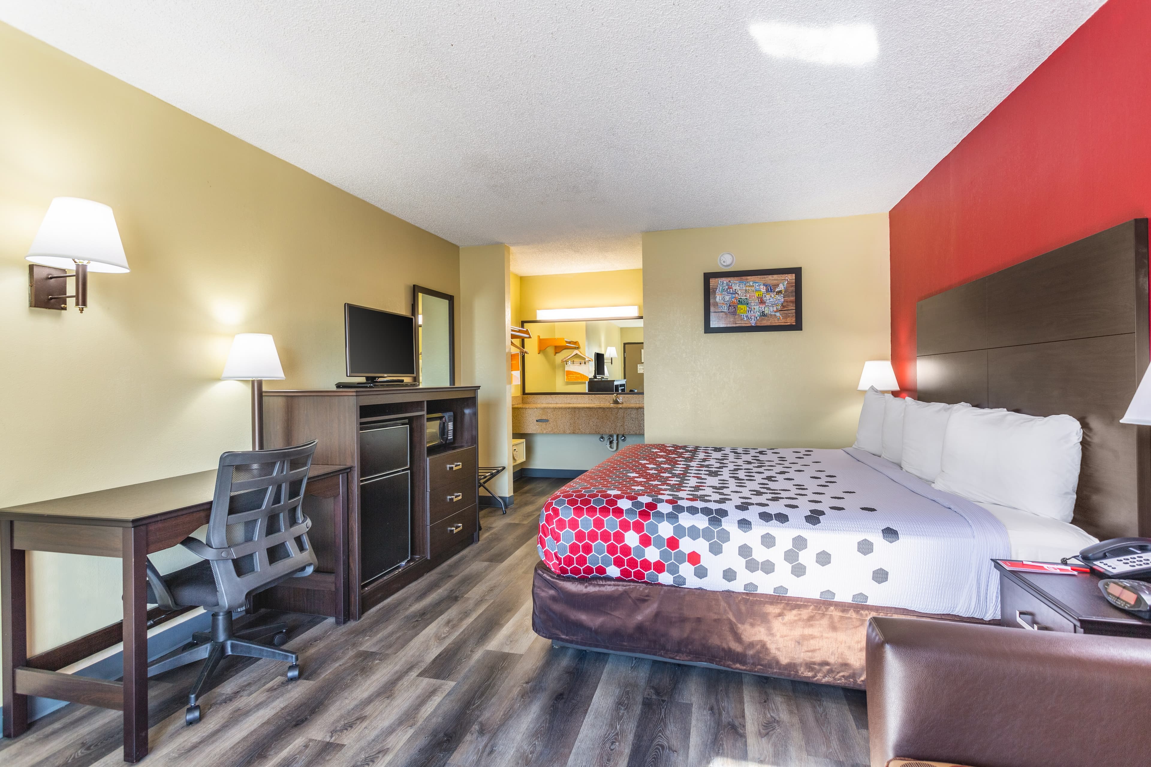 Econo Lodge & Suites Clarksville near Governors Square Mall — 13