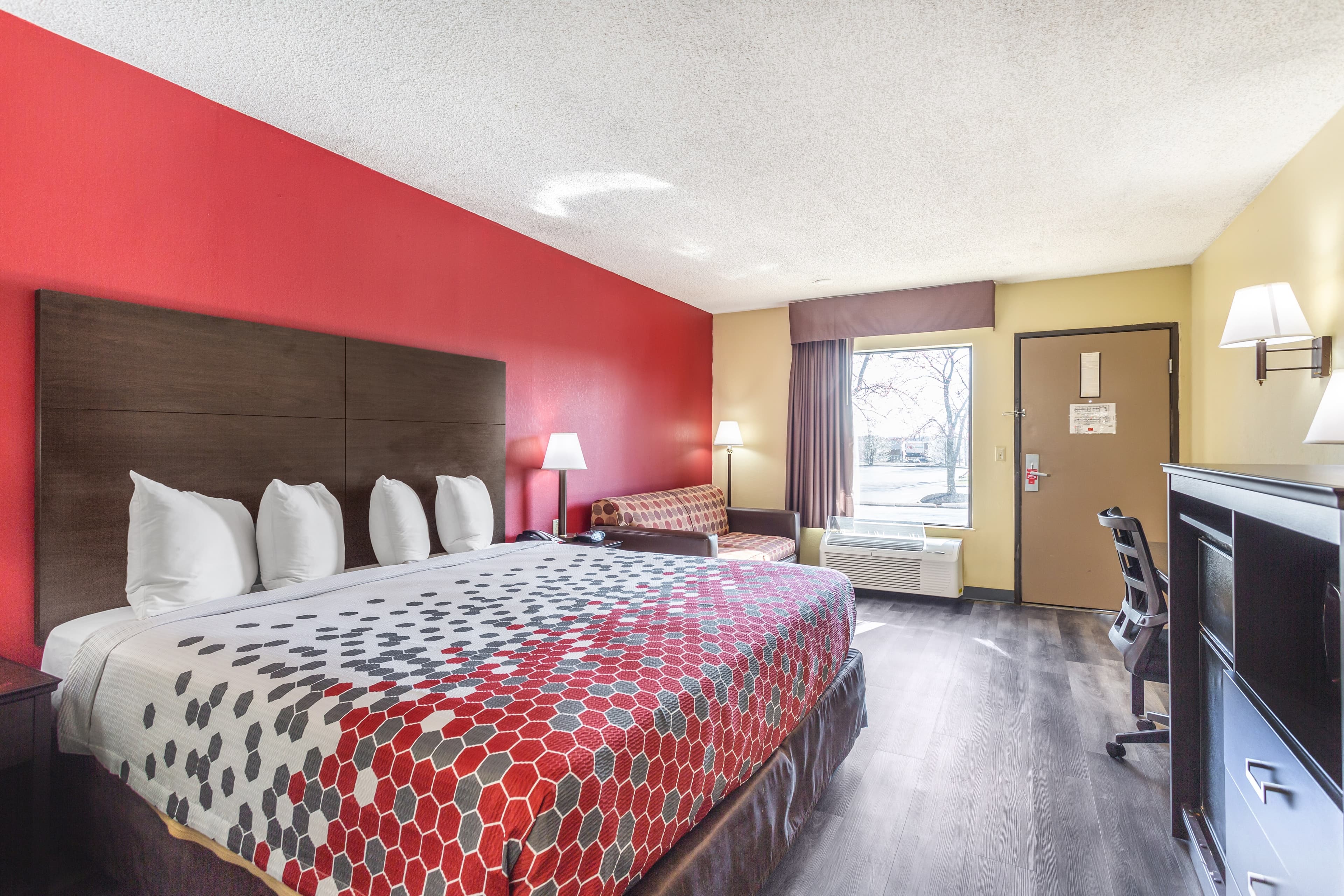 Econo Lodge & Suites Clarksville near Governors Square Mall — 14