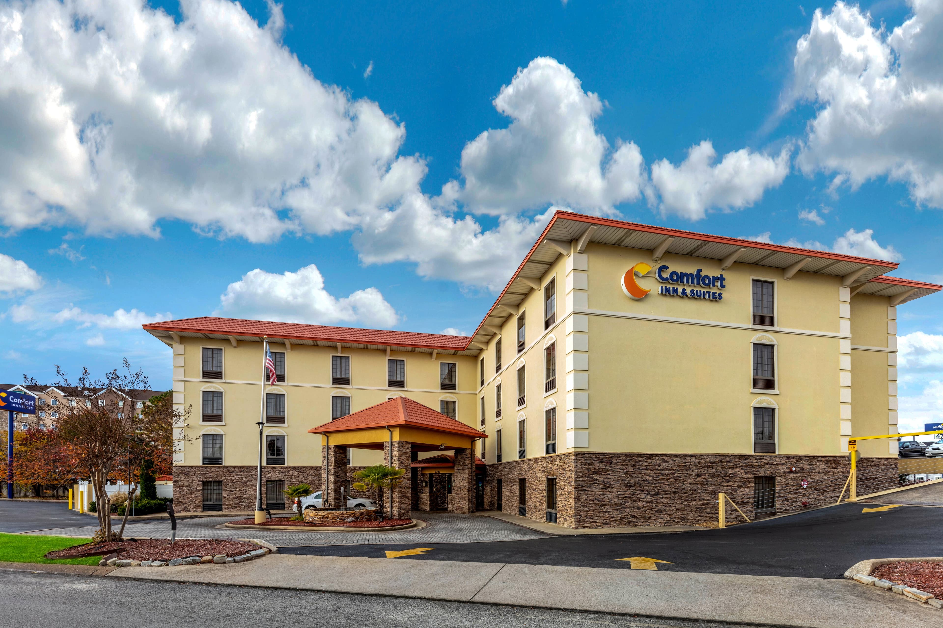 Comfort Inn & Suites Hamilton Place - Image 1