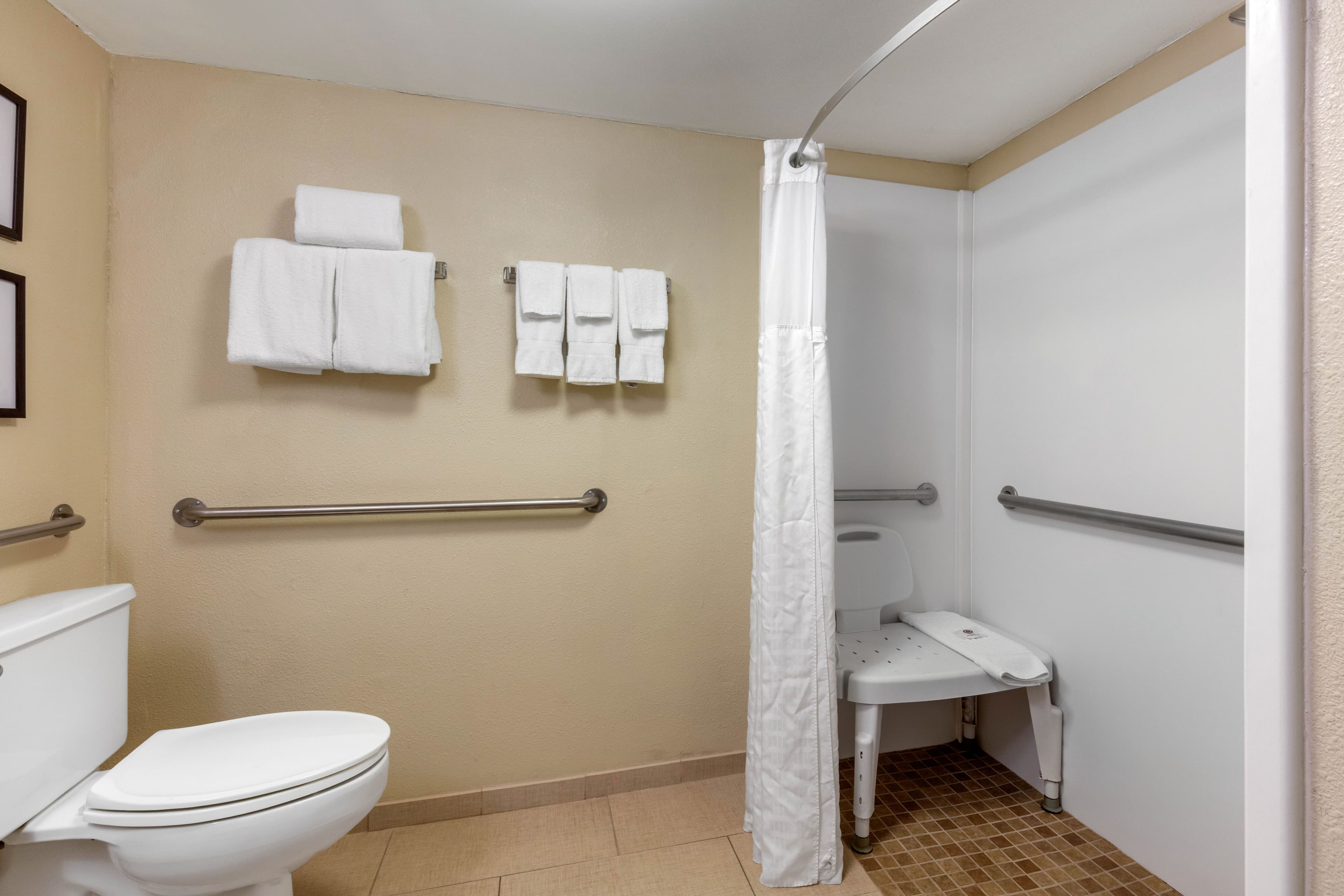 Comfort Inn & Suites Hamilton Place — 8