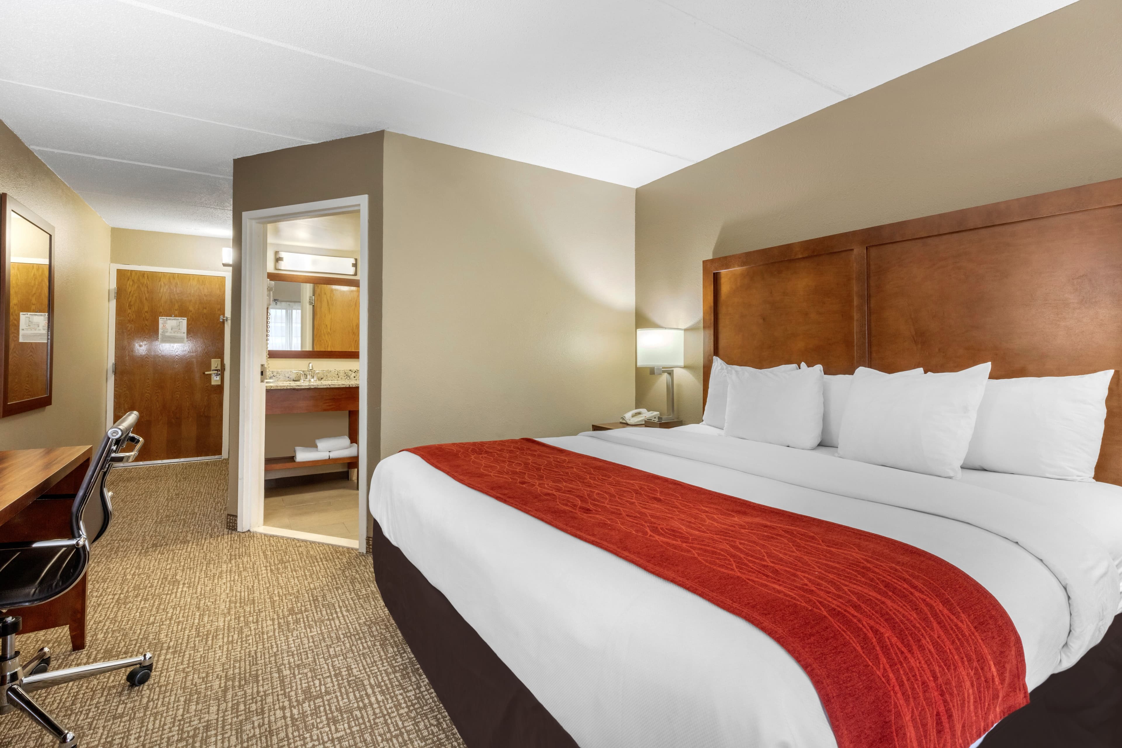 Comfort Inn & Suites Hamilton Place - Image 3