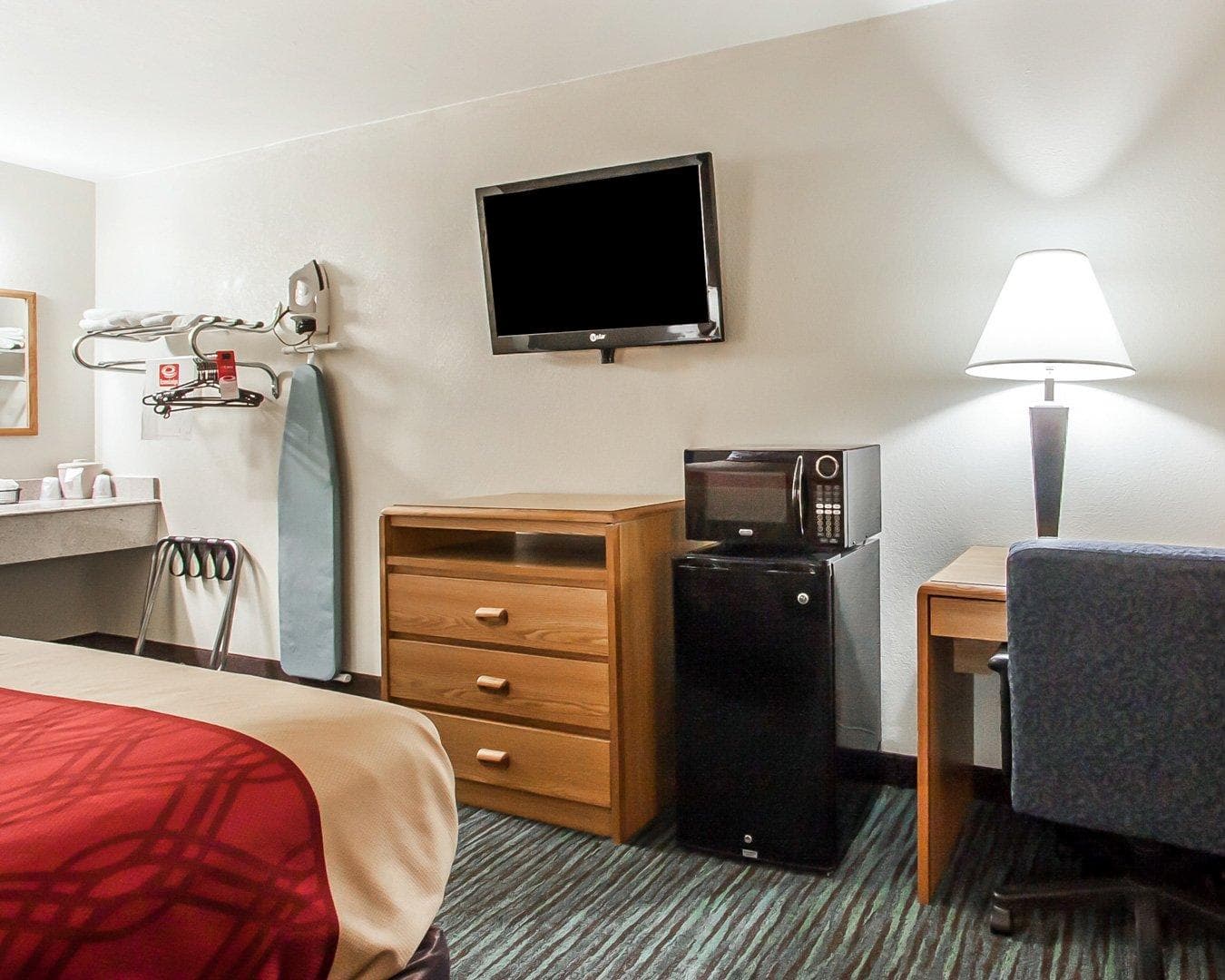 Econo Lodge Inn & Suites Jackson Northwest — 6