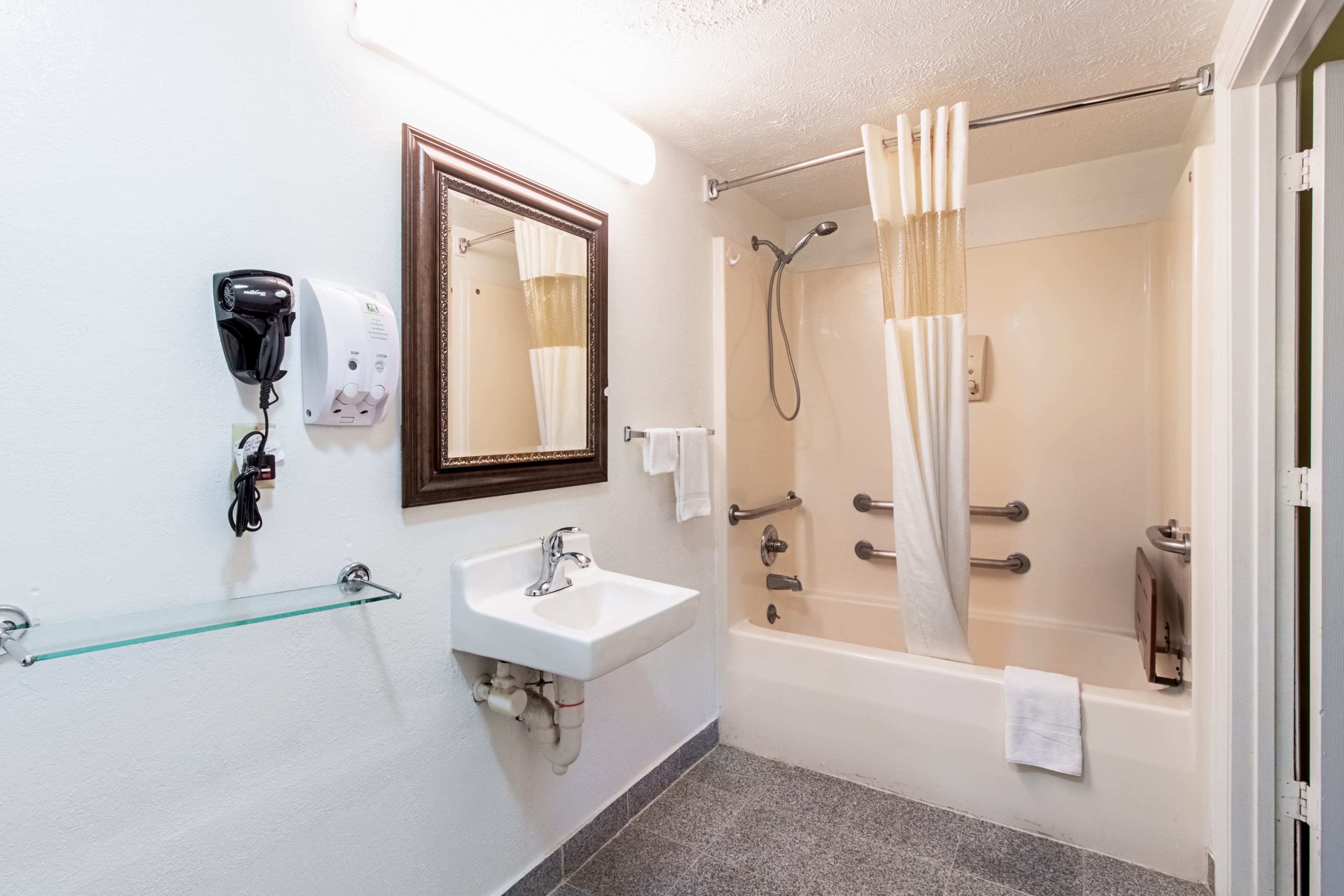 Quality Inn & Suites Dickson — 5