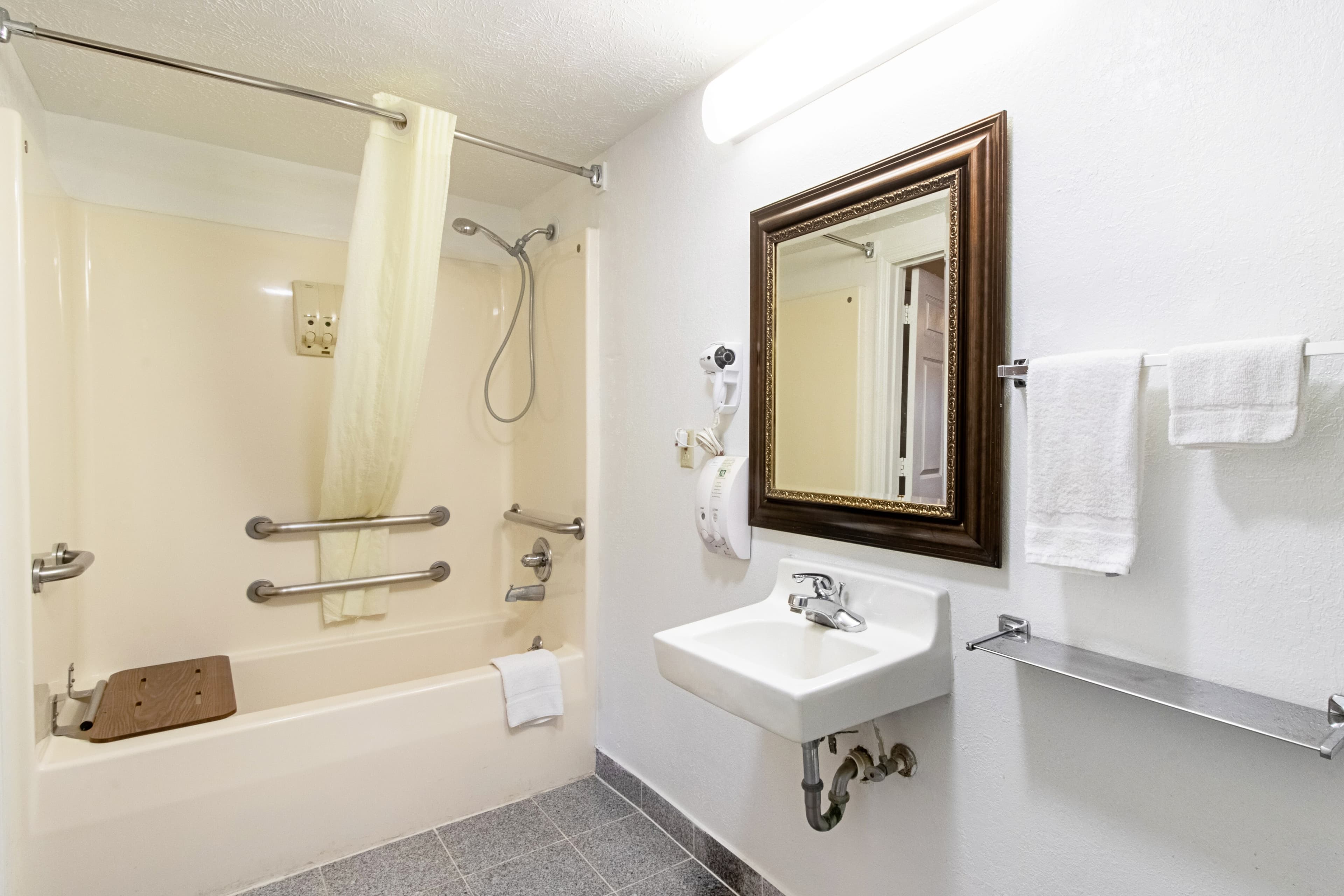 Quality Inn & Suites Dickson — 9
